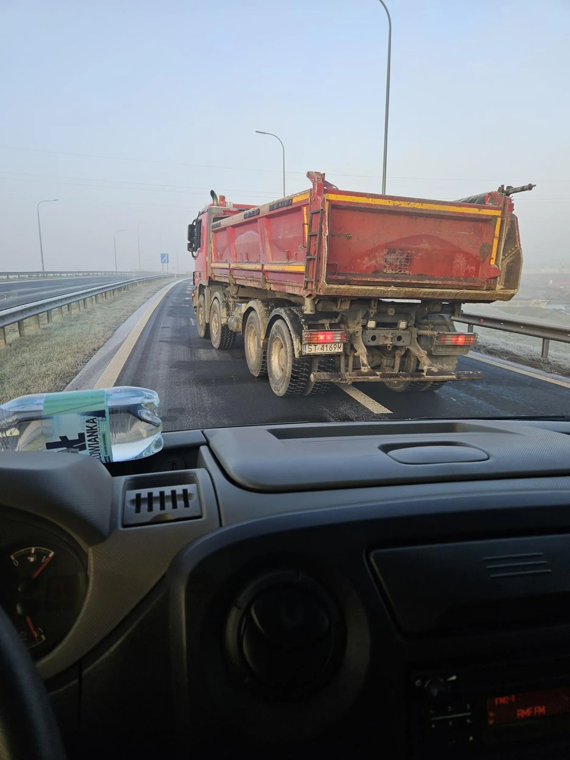 Cymbał bawi się w strażnika Teksasu i blokuje pas