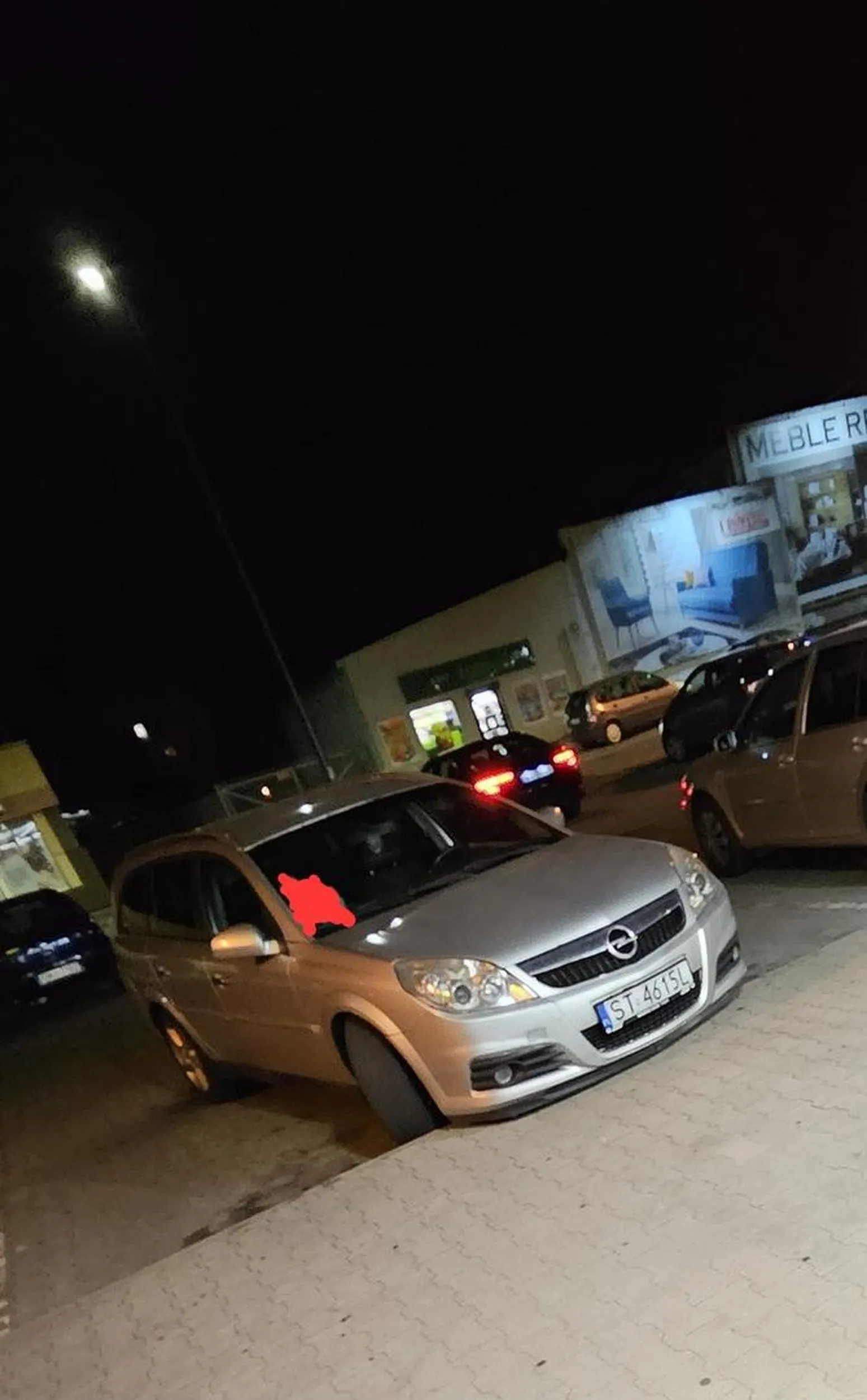 Zajebiste parkowanie na 2 miejscach, nastepnym razem karnego przykleję. Nie pozdrawiam