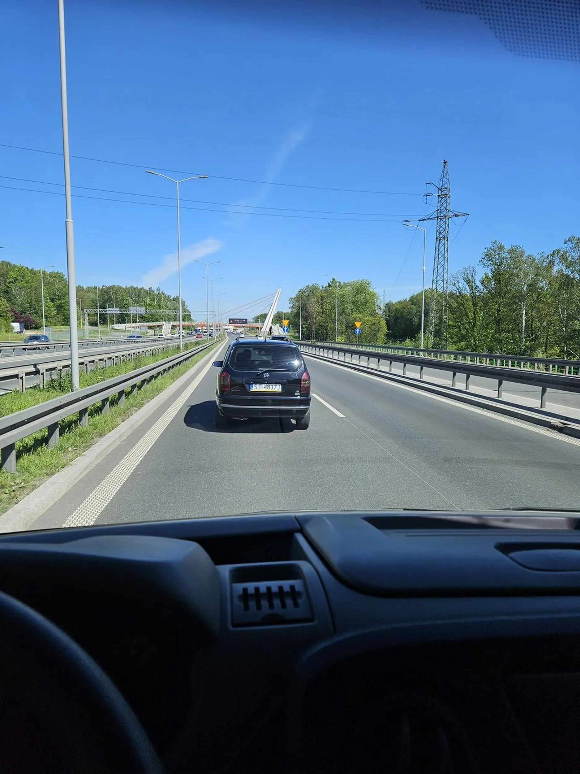 Kierowca utrudniał wjazd na zwężce,  pozniej agresywnie się zachowywał próbując wjechać pezedemnie, blokował lewy pas a następnie gdy widzial zebzaczalem go nagrywać gwałtownie zachamowal niemal doprowadzając do kolizji :)