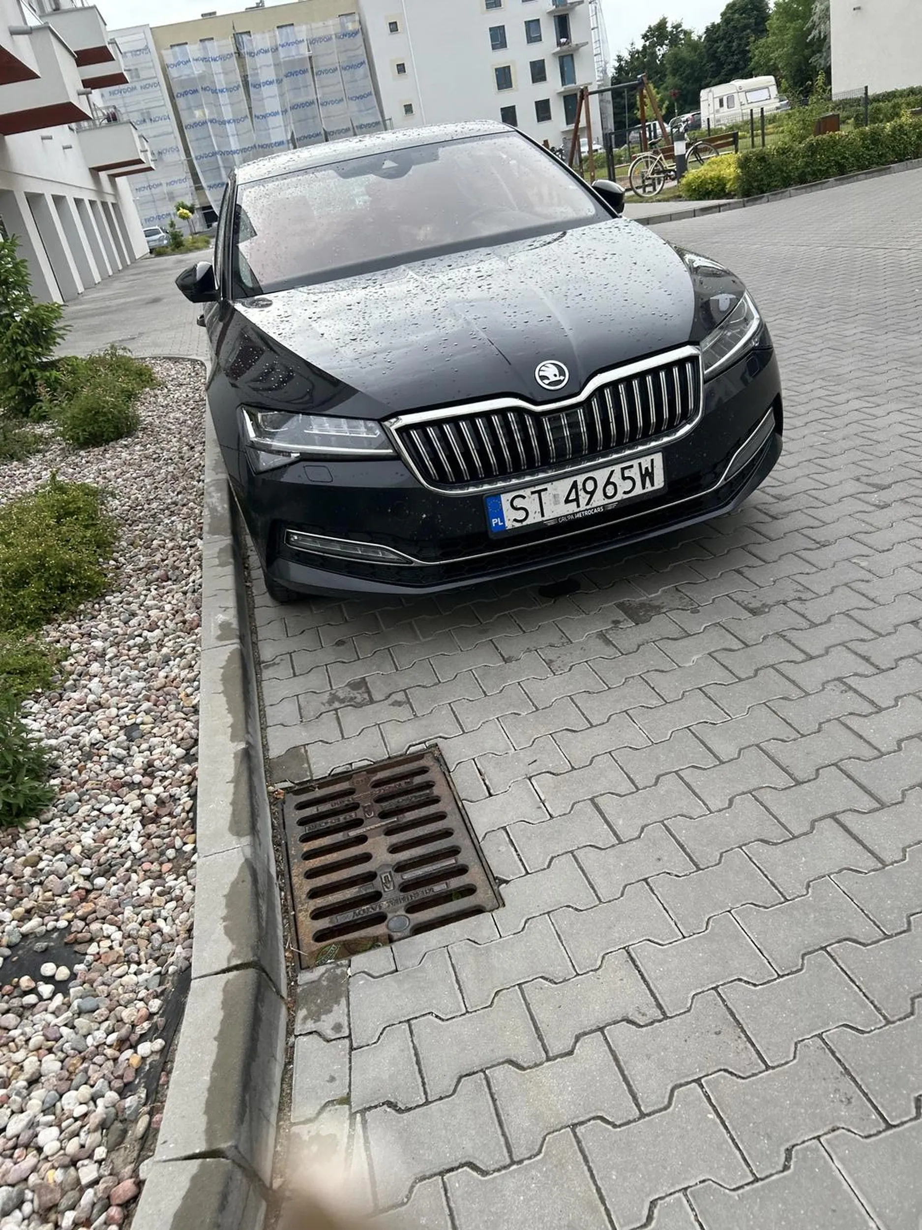 Parkuje na strzeżonym osiedlu niemając wykupionego miejsca w miejscach nieprzeznaczonych do tego tj.  chodniki, drogi pożarowe, wyjazdy, wjazdy - gdzie tylko się da utrudniając tym samym ruch pieszy i jezdny ludziom, którzy miejsca mają wykupione i chcą komfortowo poruszać się po osiedlu. Parking bezpłatny z wieloma miejscami jest niedaleko - wystarczy się przejść. Nie jest to pojedynczy incydent tylko trwa on już od miesięcy i mimo informacji, próśb, ogłoszeń nic się nie zmienia. Zacznij szanować ludzi. Szczyt chamstwa i lenistwa.