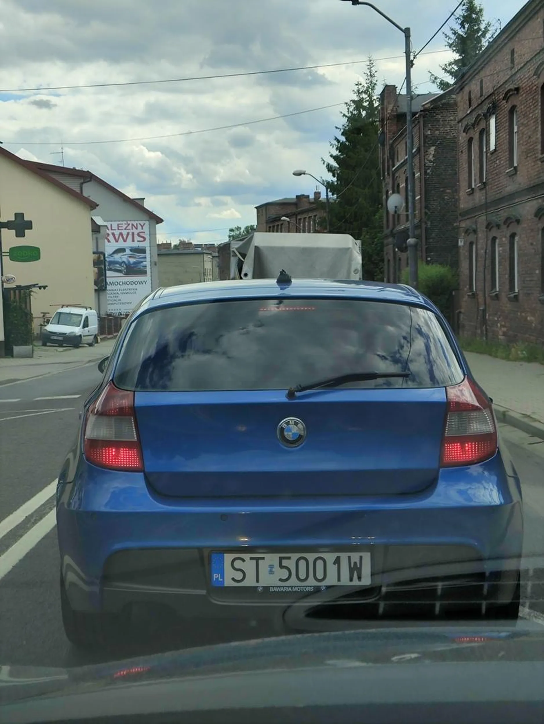 Młodemu kierowcy z BMW jedyne co wychodzi to wymuszanie na rondzie, uważajcie na swoje auta przy tym koledze. Pozdrawiam