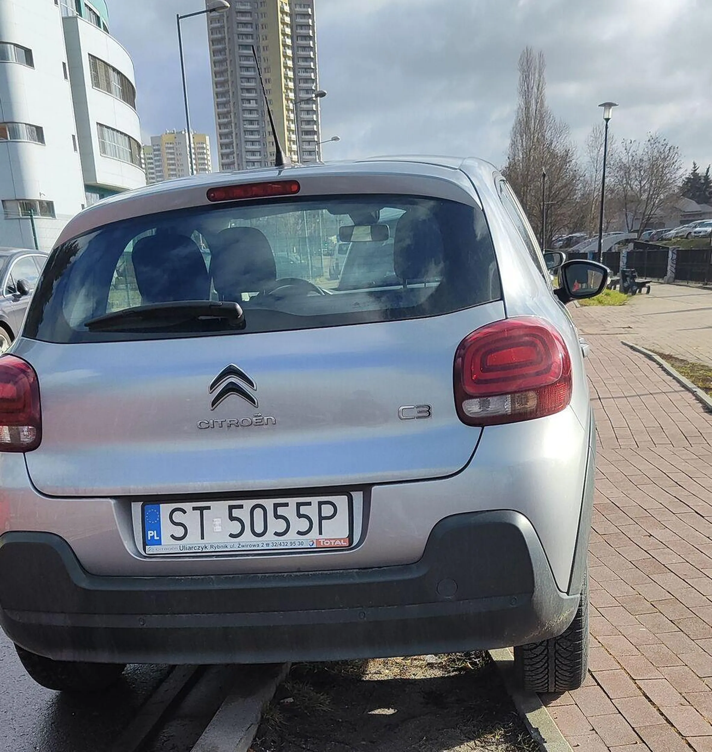 Pięciu złotych na parking nie ma więc codziennie wielki cham / znaczy PAN parkuje na drodze dla rowerów