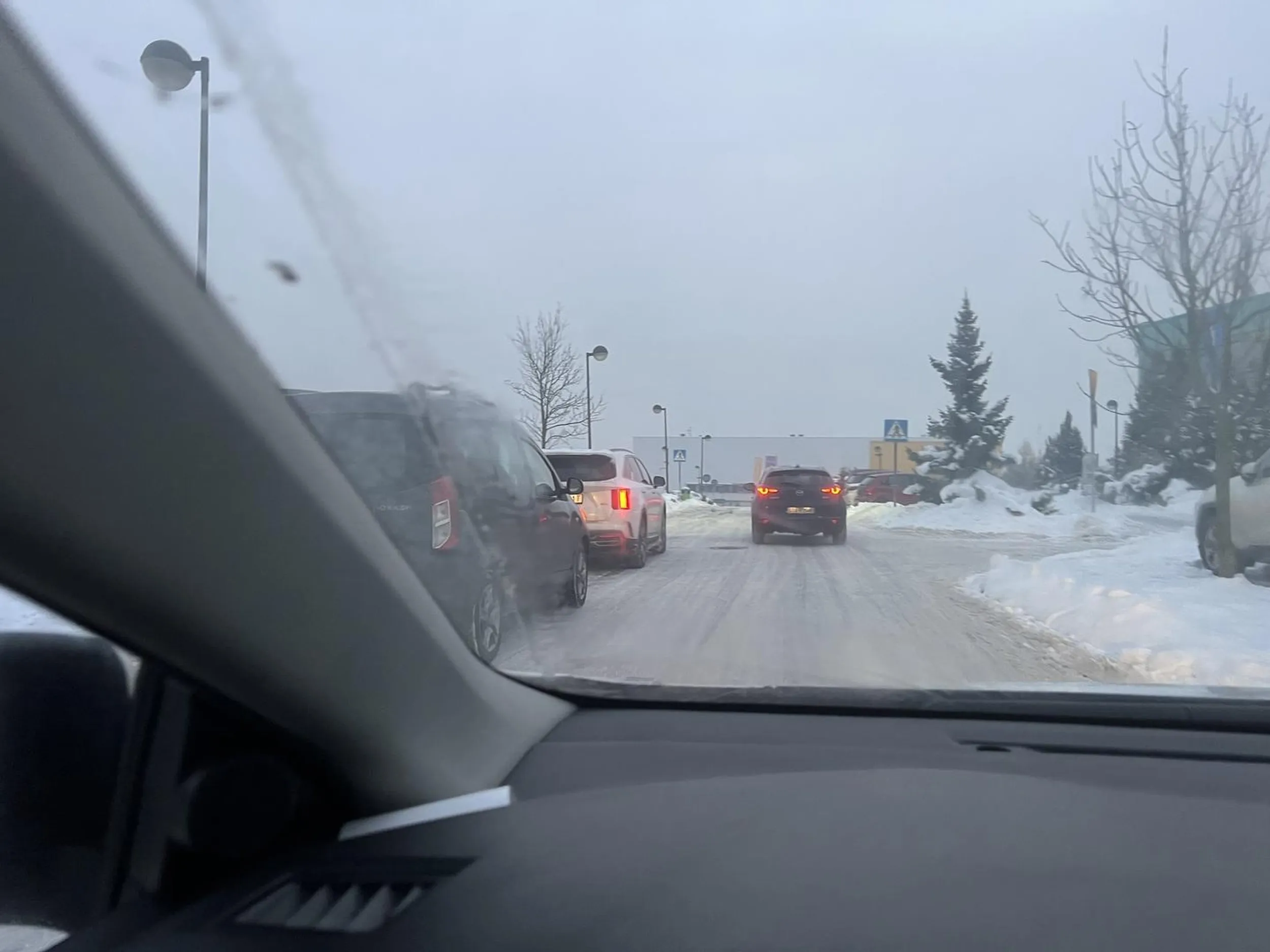 Kobieta w białej kiwi notorycznie parkuje na zakazie, strefie wyłączonej z ruchu i przed przejściem dla pieszych, do tego urządza sobie pogaduchy na środku drogi