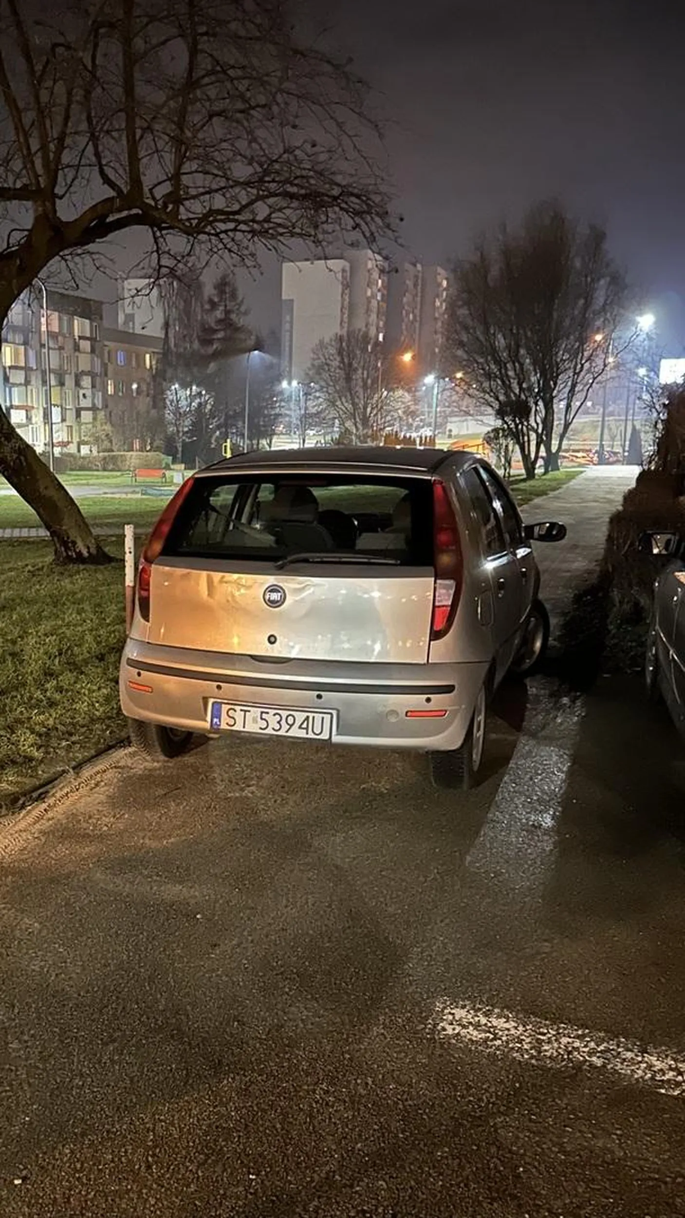 Stoi na osiedlowym przejściu dla pieszych. Dalej podjazd dla, chociażby, wózków dziecięcych. Miło :)