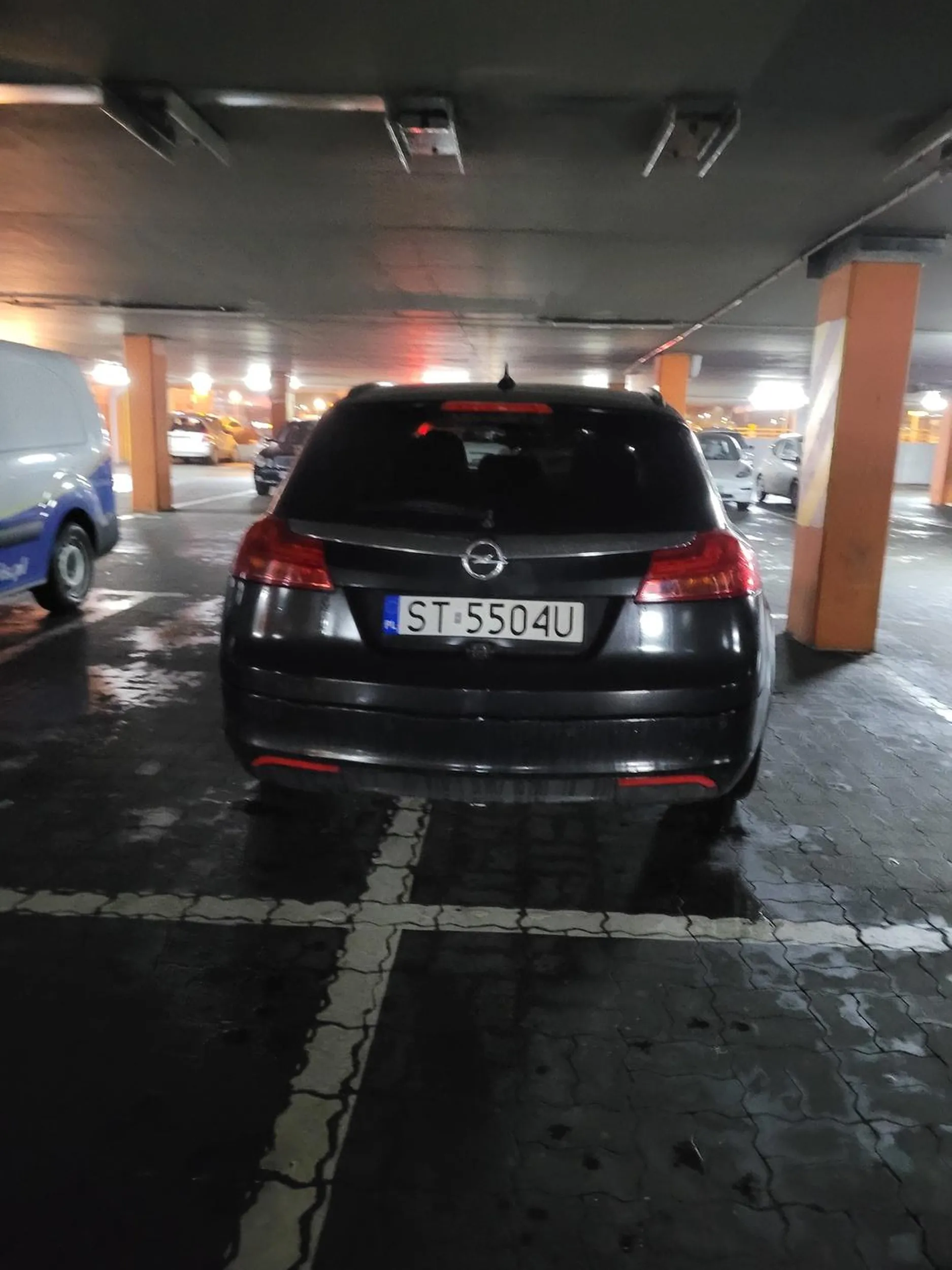 Kolejny arcymistrz parkowania, zajmuje 2 miejsca na parkingu pod OBI. Czy to tak trudne zachować kulturę?