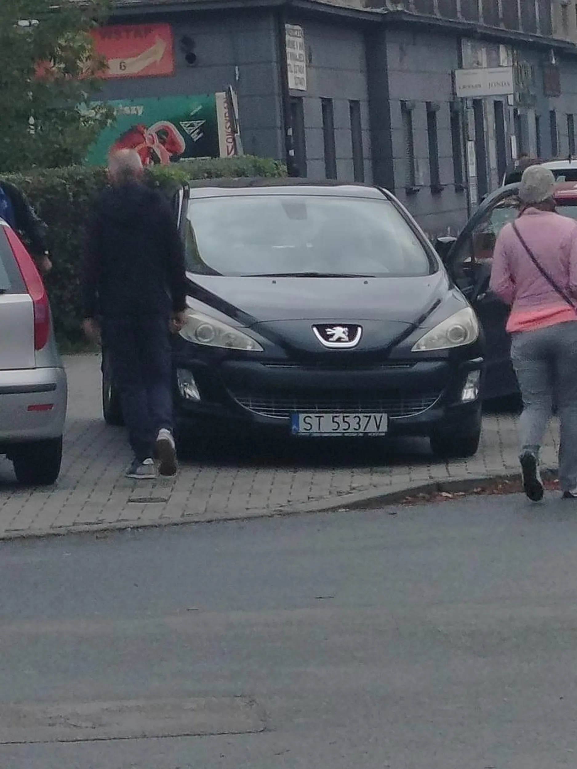 Parkuje na środku chodnika