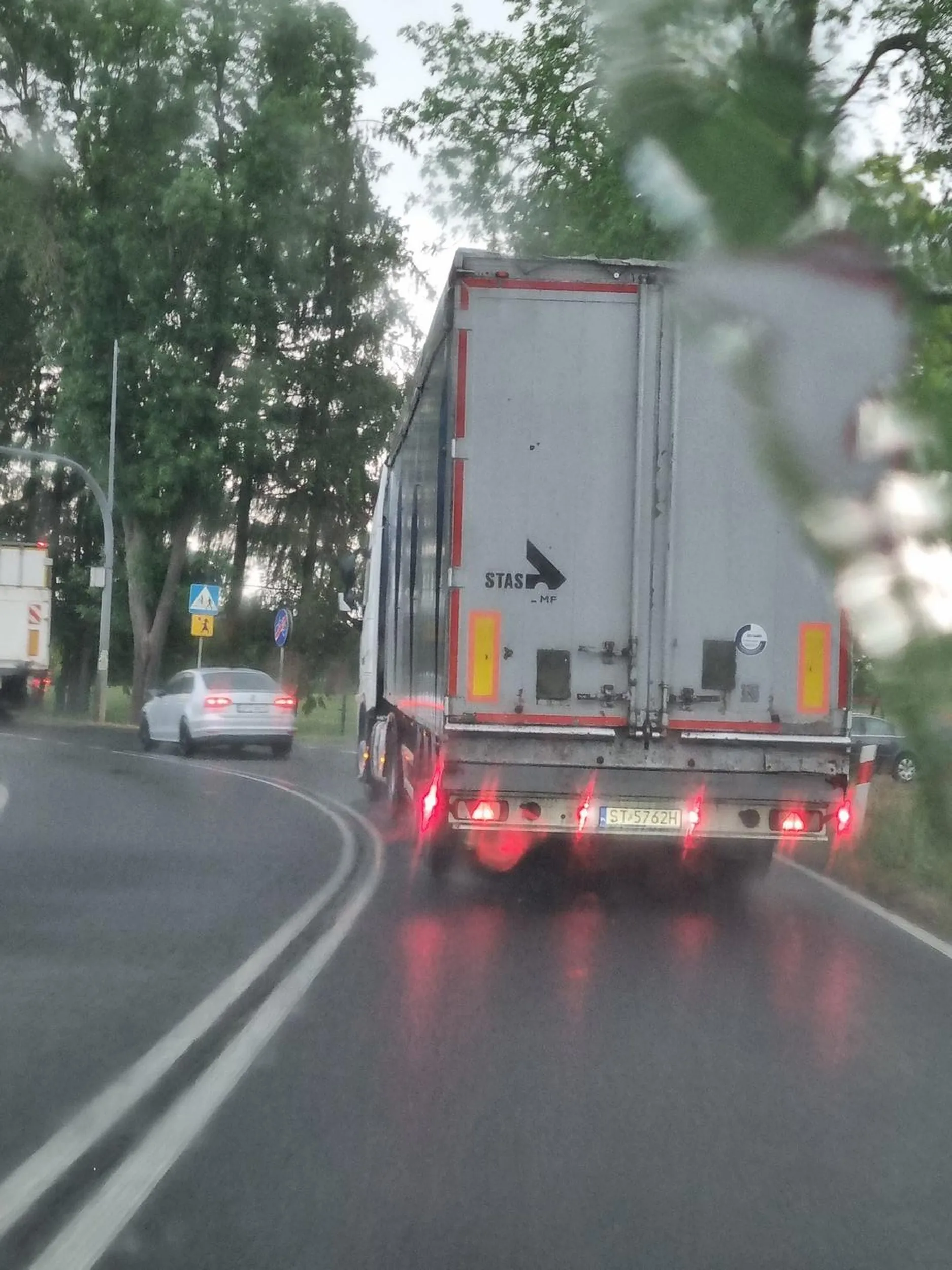 Niestety nr rej tylko naczepy. Kilka dni temu przez prawie 10 km siedział mi na zderzaku, próbował wyprzedzać na liniach ciągłych i w terenie zabudowanym. O mały włos nie wiechal we mnie przy moim skręcie w prawo. Jechałem z małym dzieckiem i żoną w zaawansowanej ciazy.