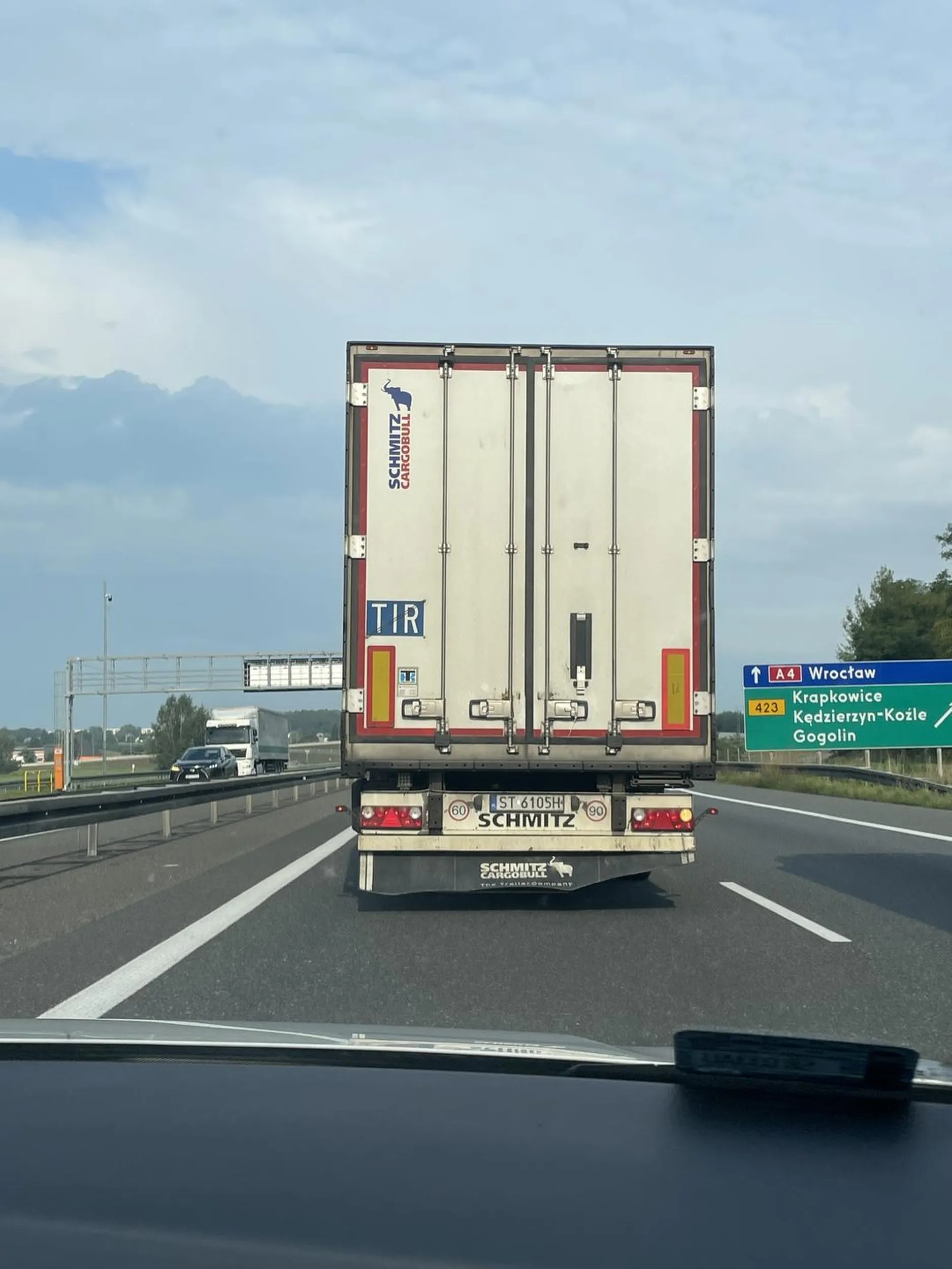 Kierowca wyprzeda na dwupasmówce i blokuje lewy pas przez 10 minut, je*ać takich, pozdrawiam wszystkich prawilnych ciężarówkarzy PDW