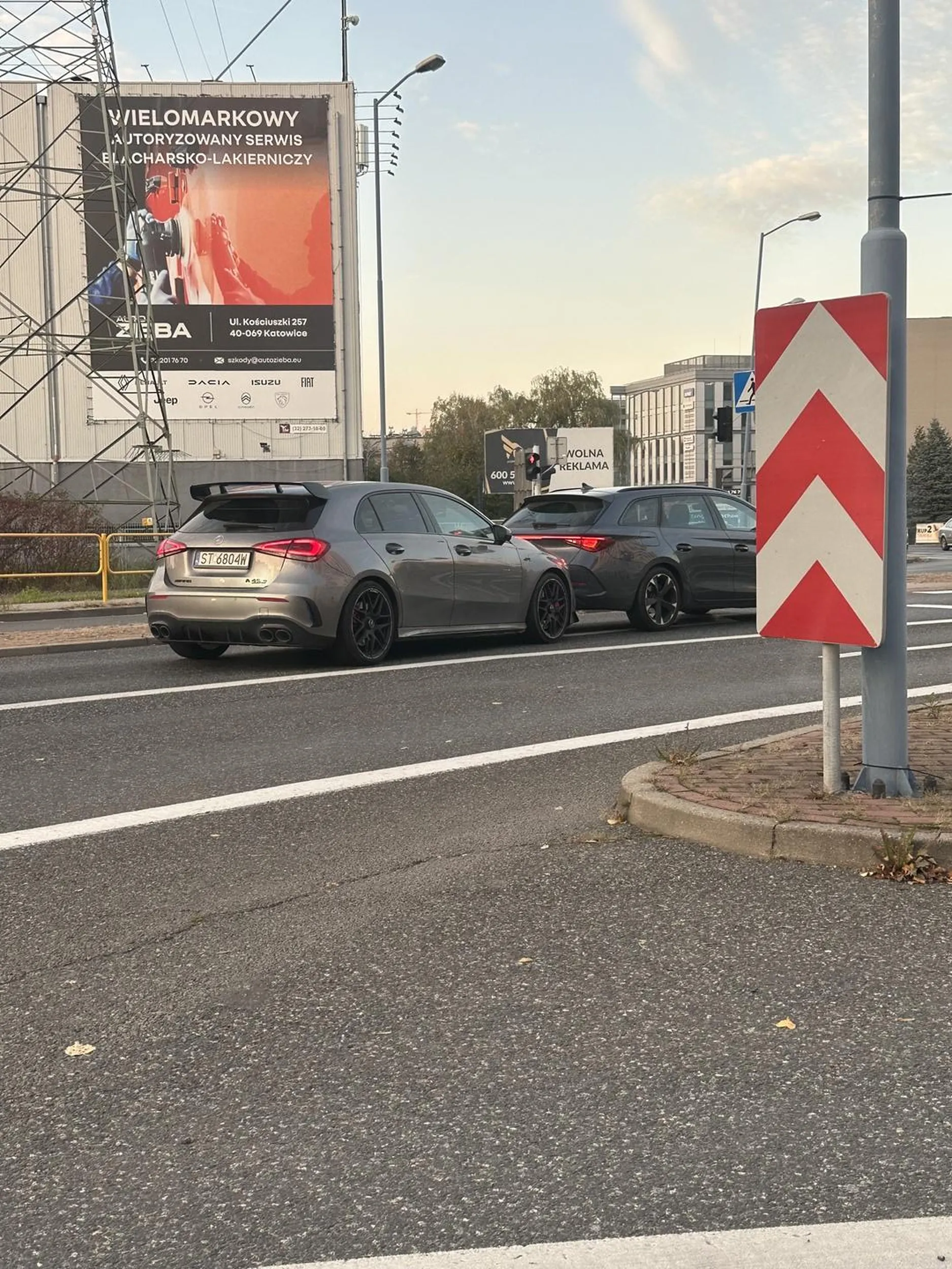 Tato zabierz bananowi auto bo nawet stojąc do świateł uderzył w inne auto