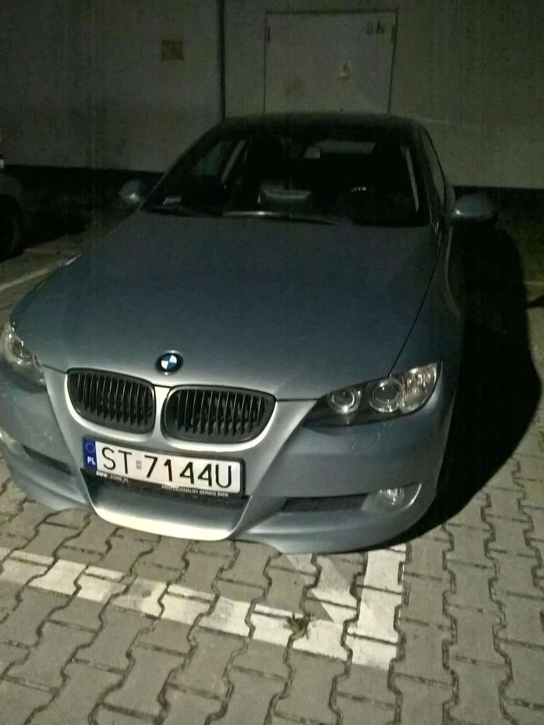 BMW - bo mi wolno przecież. Zaparkował jaśnie pan na kopercie, z miejscem zarezerwowanym dla służb przed rozdzielnią prądu.