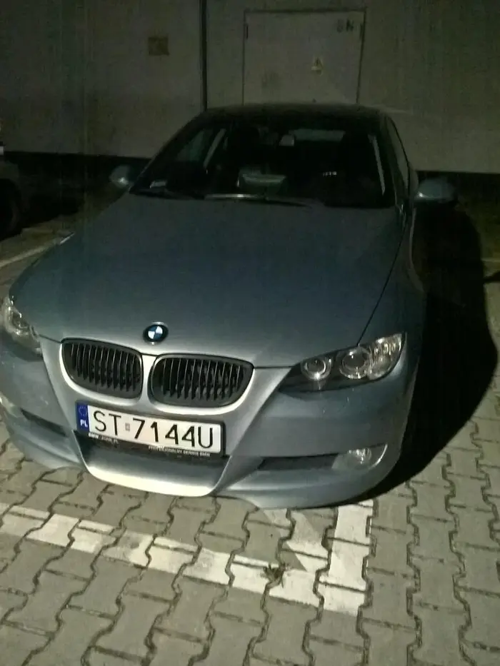 BMW - bo mi wolno przecież. Zaparkował jaśnie pan na kopercie, z miejscem zarezerwowanym dla służb przed rozdzielnią prądu.