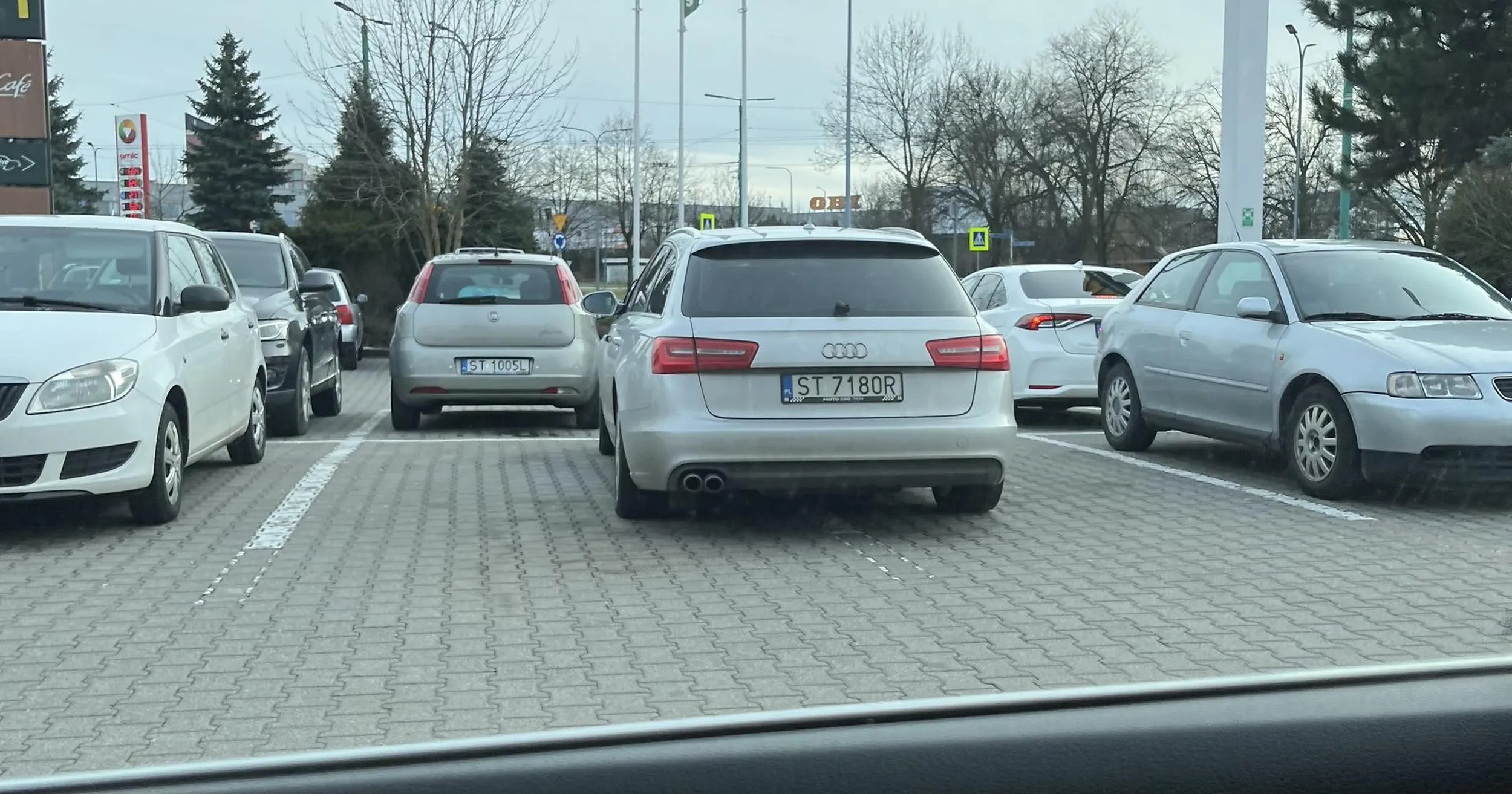 Parkowanie rzeczywiście nie jest mocną stroną tego „kierowcy”. Sugeruję jakiś godziny doszkalające z instruktorem nauki jazdy.