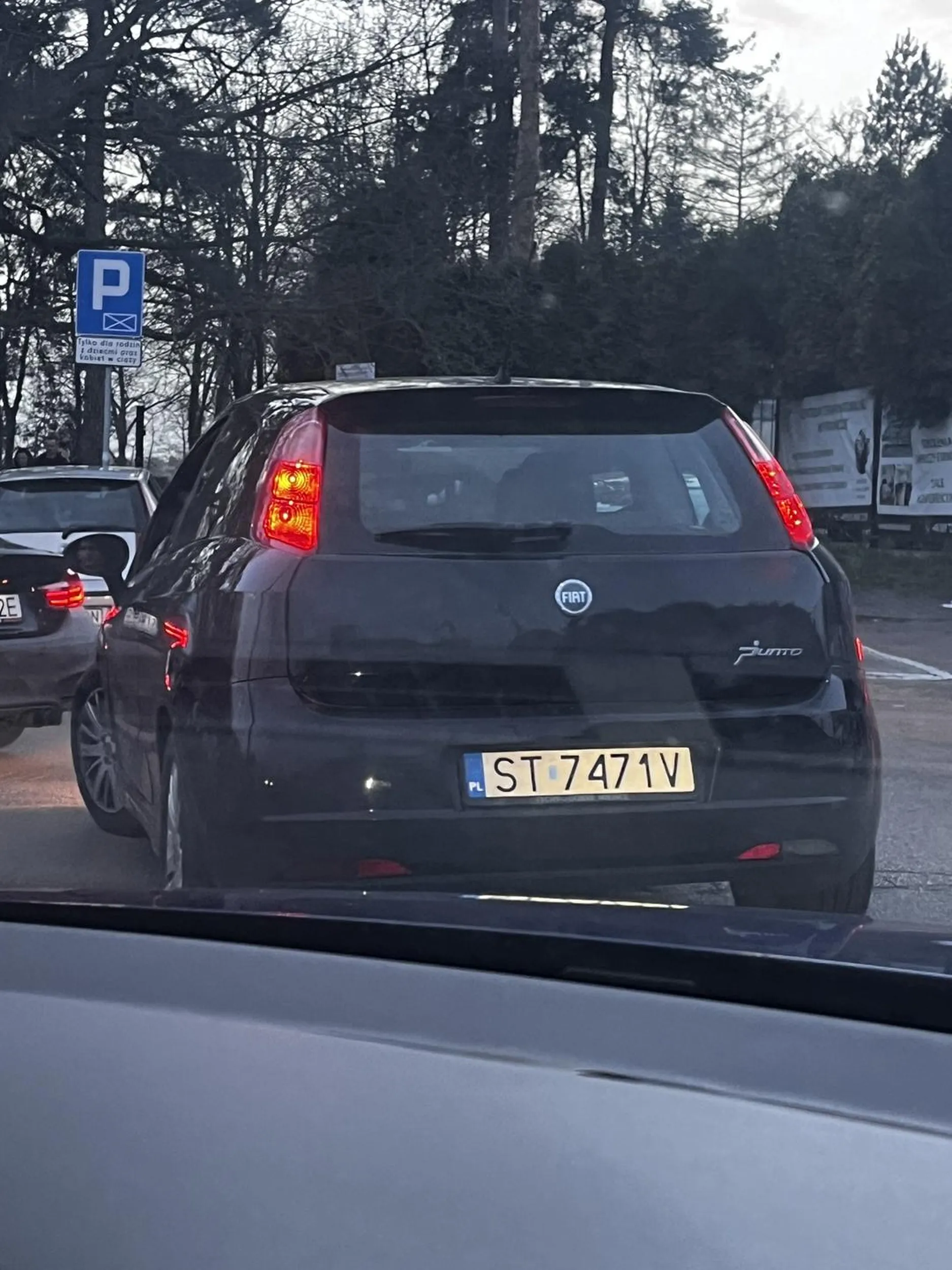 Kierowca zajeżdża drogę, jest bardzo agresywny i szuka problemu. Uważajcie na niego