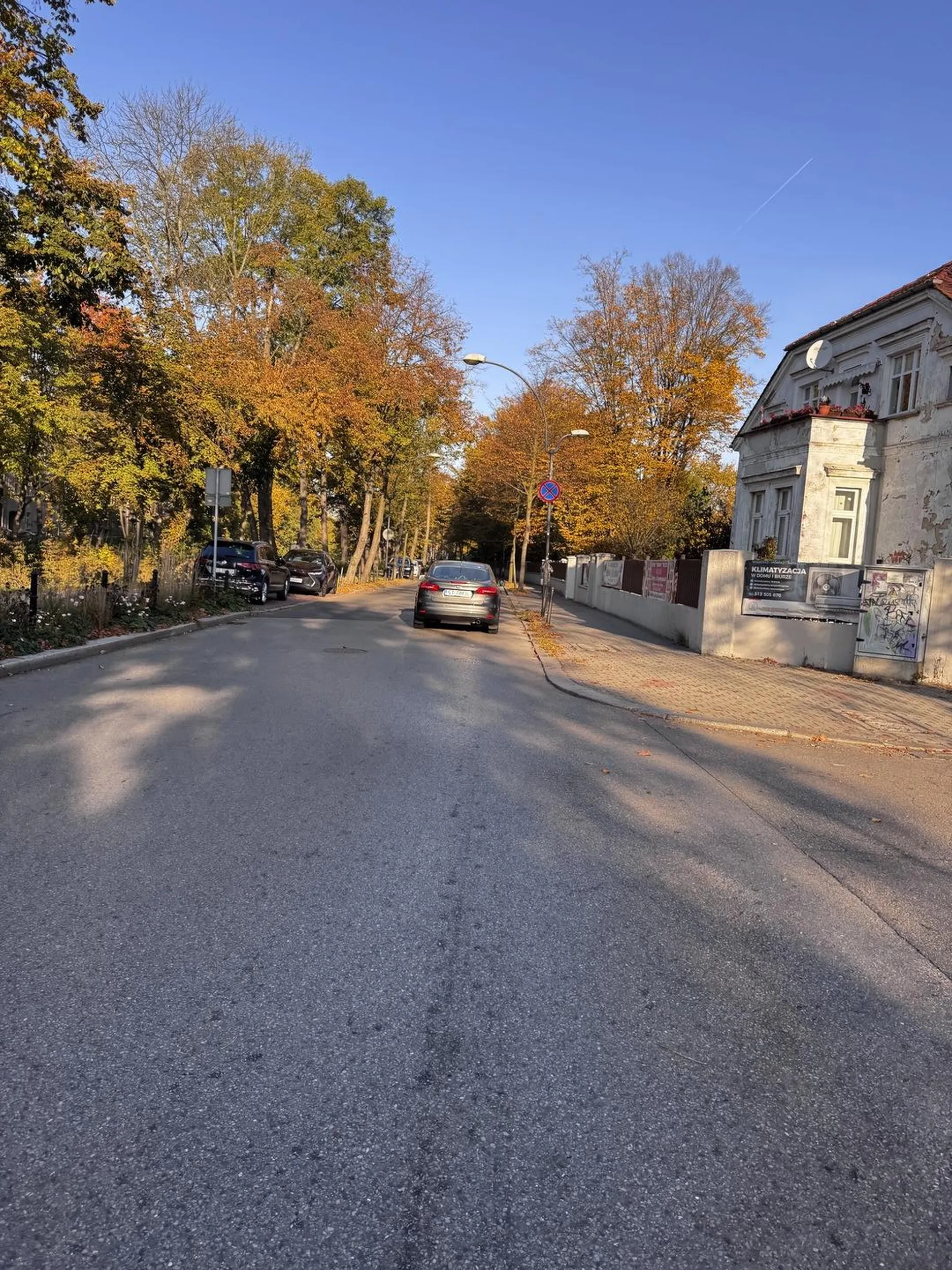 Najgorszy śmieć bez grama godności widzący człowieka z daleka chcącego przejść przez przejście dla pieszych ale jak widać dla tego człowieka liczy się tylko on i czubek jego własnego nosa