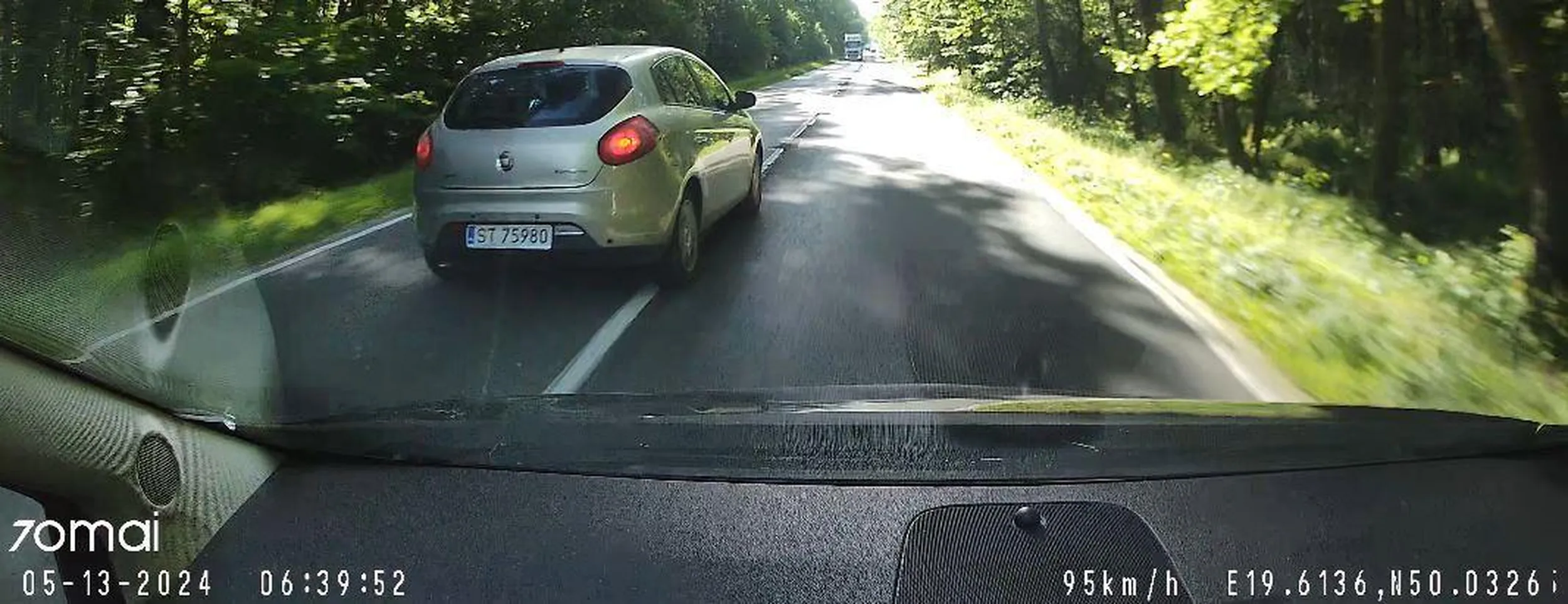 nie polecam tego kierowcy- wyprzedza na siłę na czołówkę z Tirem.....