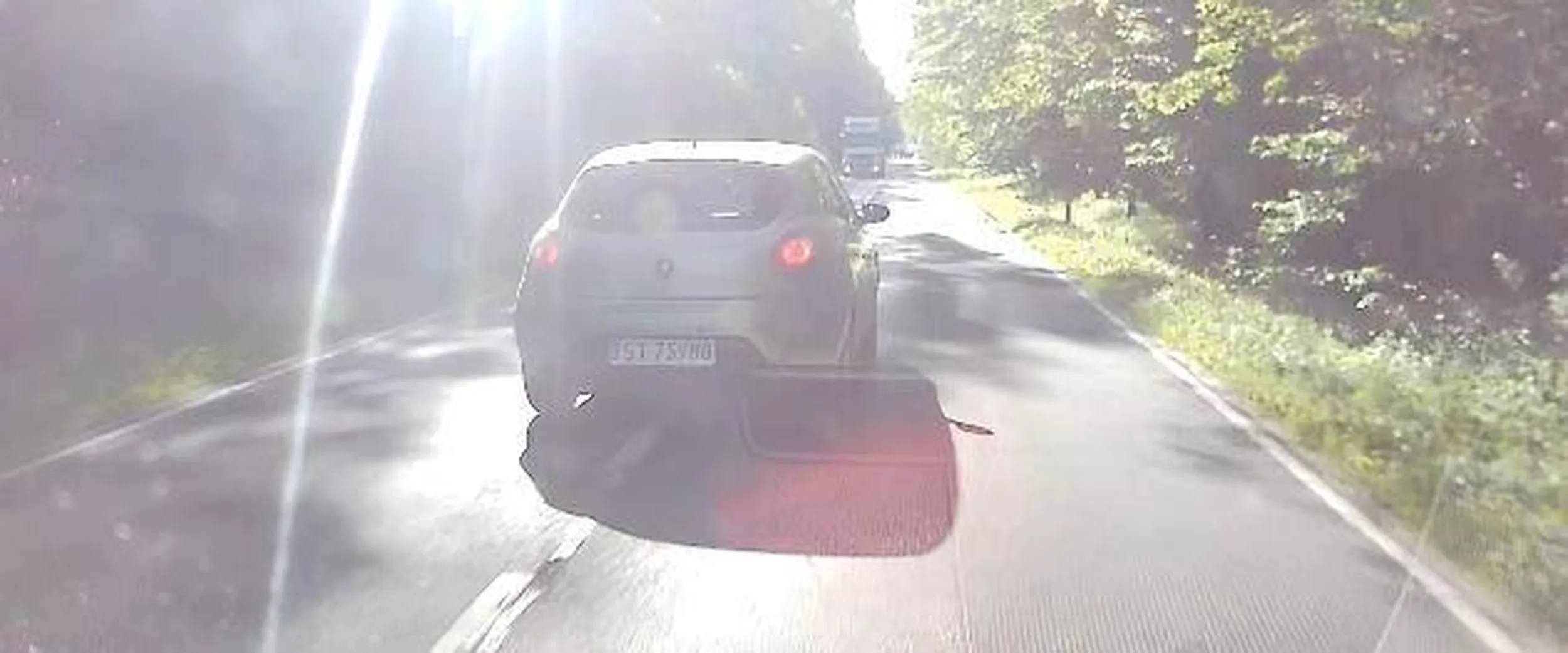 nie polecam tego kierowcy- wyprzedza na siłę na czołówkę z Tirem.....