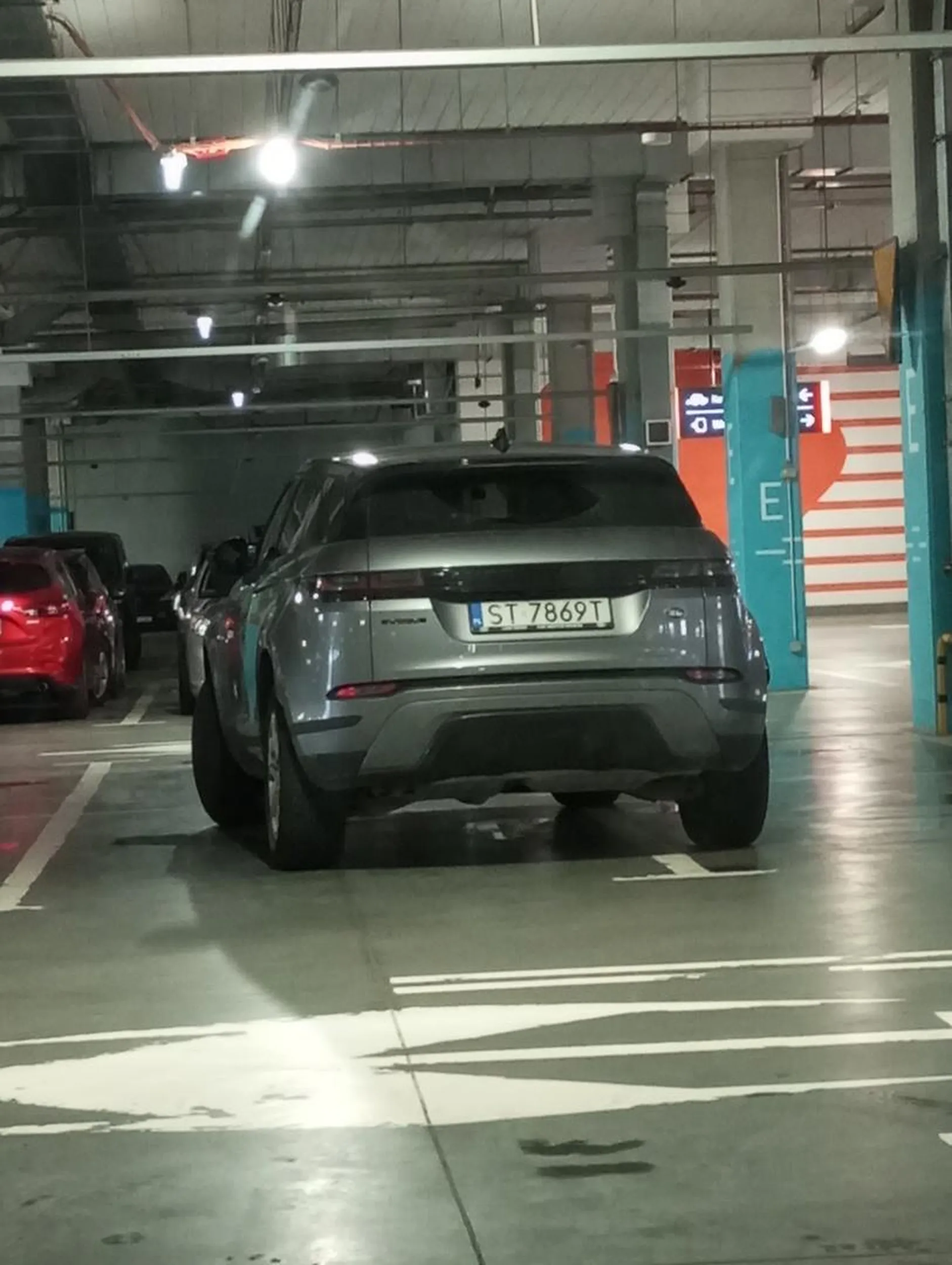 Naucz się parkować albo następnym razem kupię ci kolorowanki abyś nauczył/a się nie wyjeżdżać poza linie