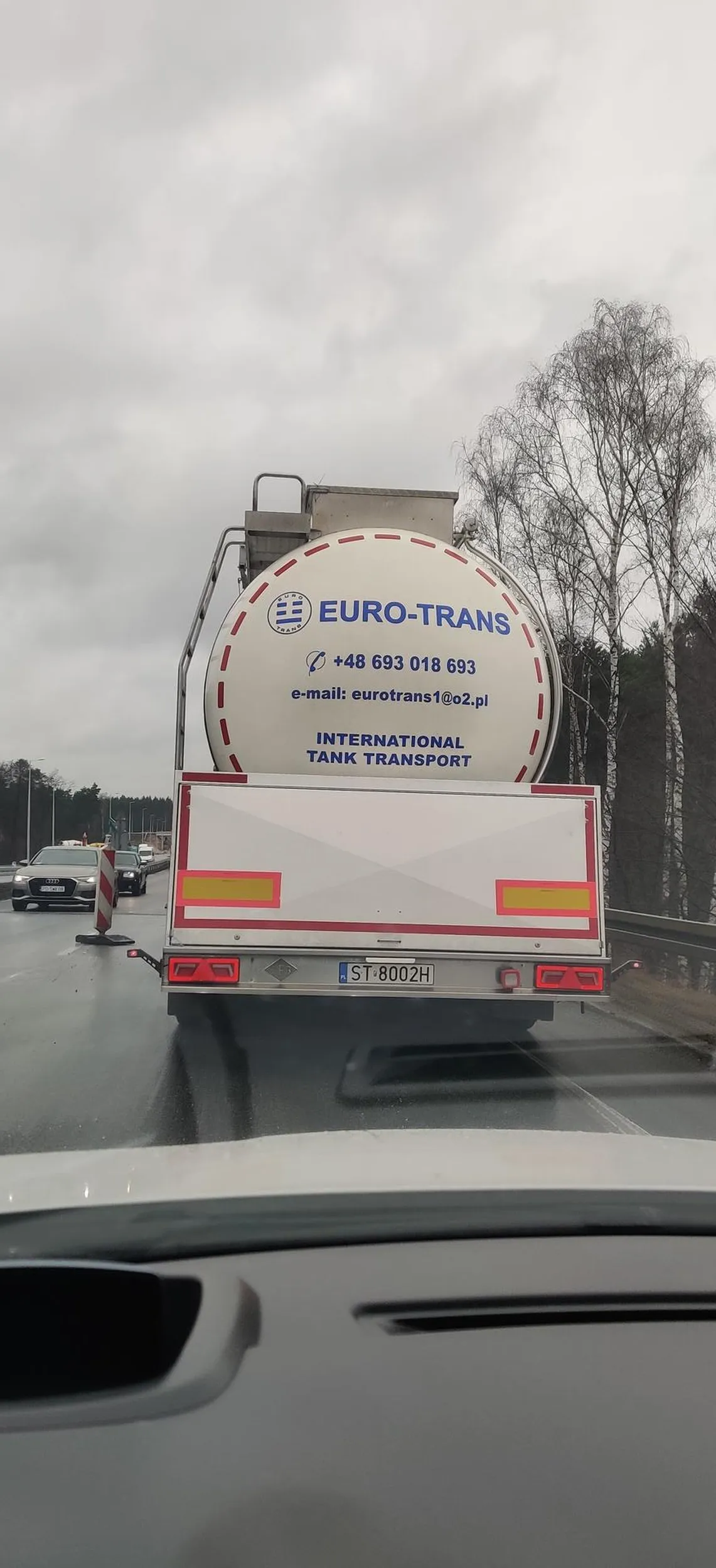 Zajeżdża drogę, dołącza do ruchu powodując zagrożenie