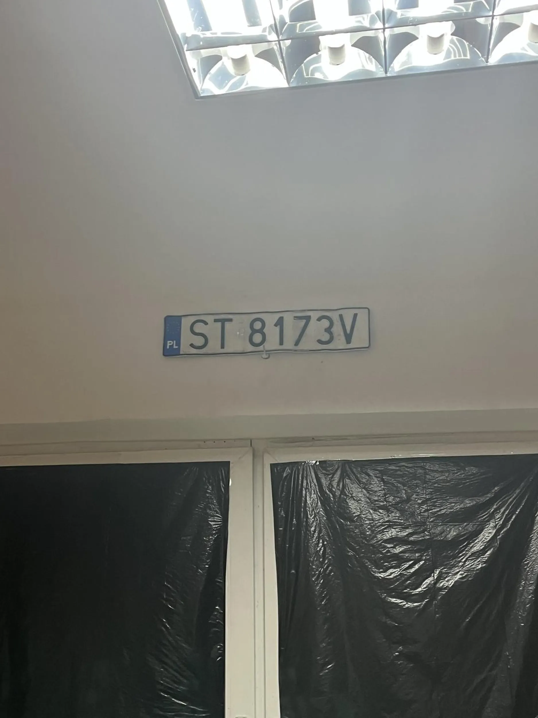 Ten mały spaślaczek jechał ostatnio sendą i odpadła mu tablica więc powiesił tablice na ścianie?