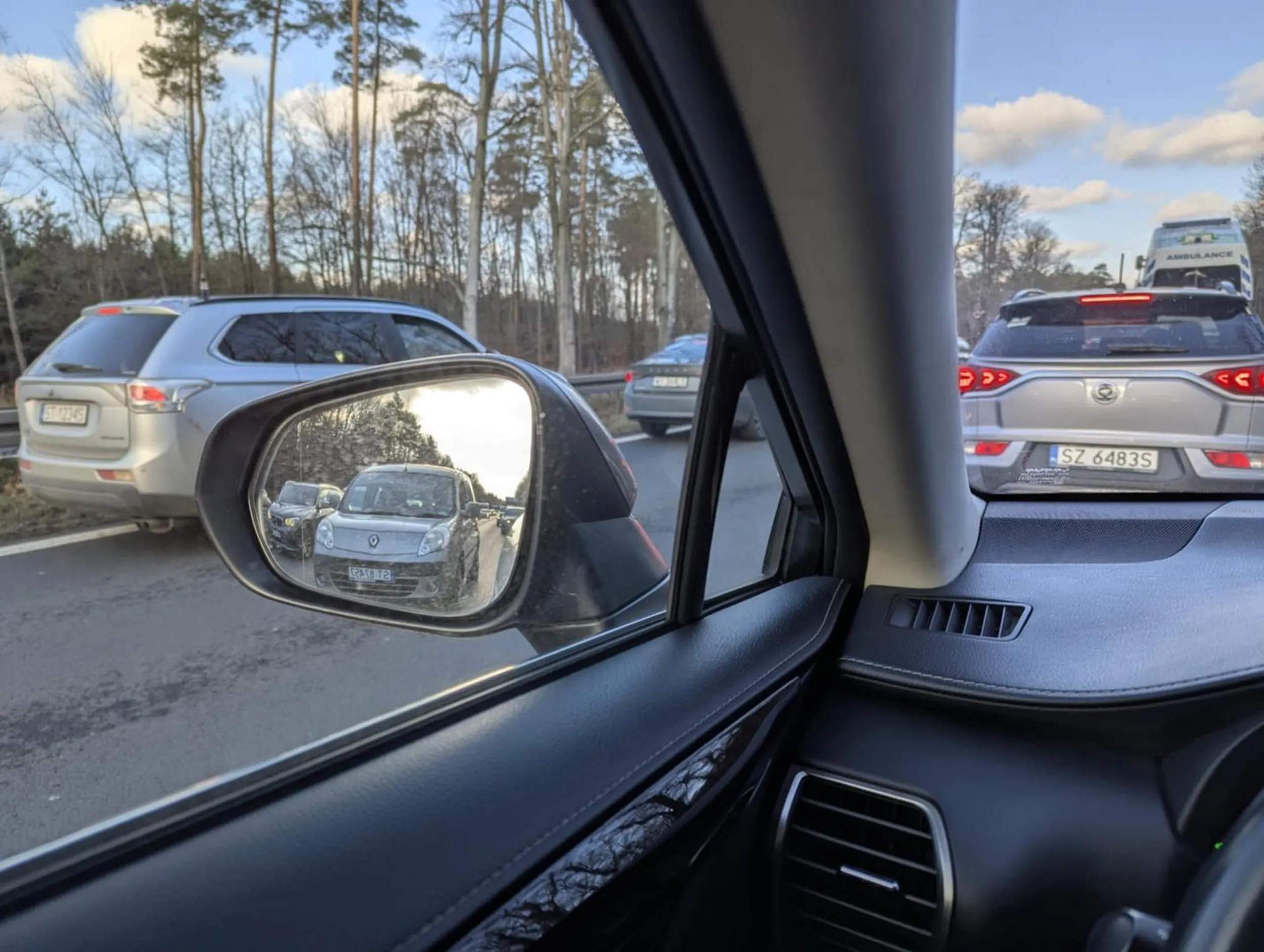 Tragiczny wypadek na trasie Pszczyna-Tychy, 21 XII 2024, a ten pan blokował korytarz życia. Kiedy wszyscy zjeżdżali dostawiał się do kolejnego samochodu (na zdjęciu do mojego), jakby liczył na to, że się przepchnie do przodu. Kiedy przyjechała karetka nie miał jak się posunąć do przodu, więc kierowca ambulansu musiał czekać, aż się przesuniemy, żeby wpuścić to Renault.