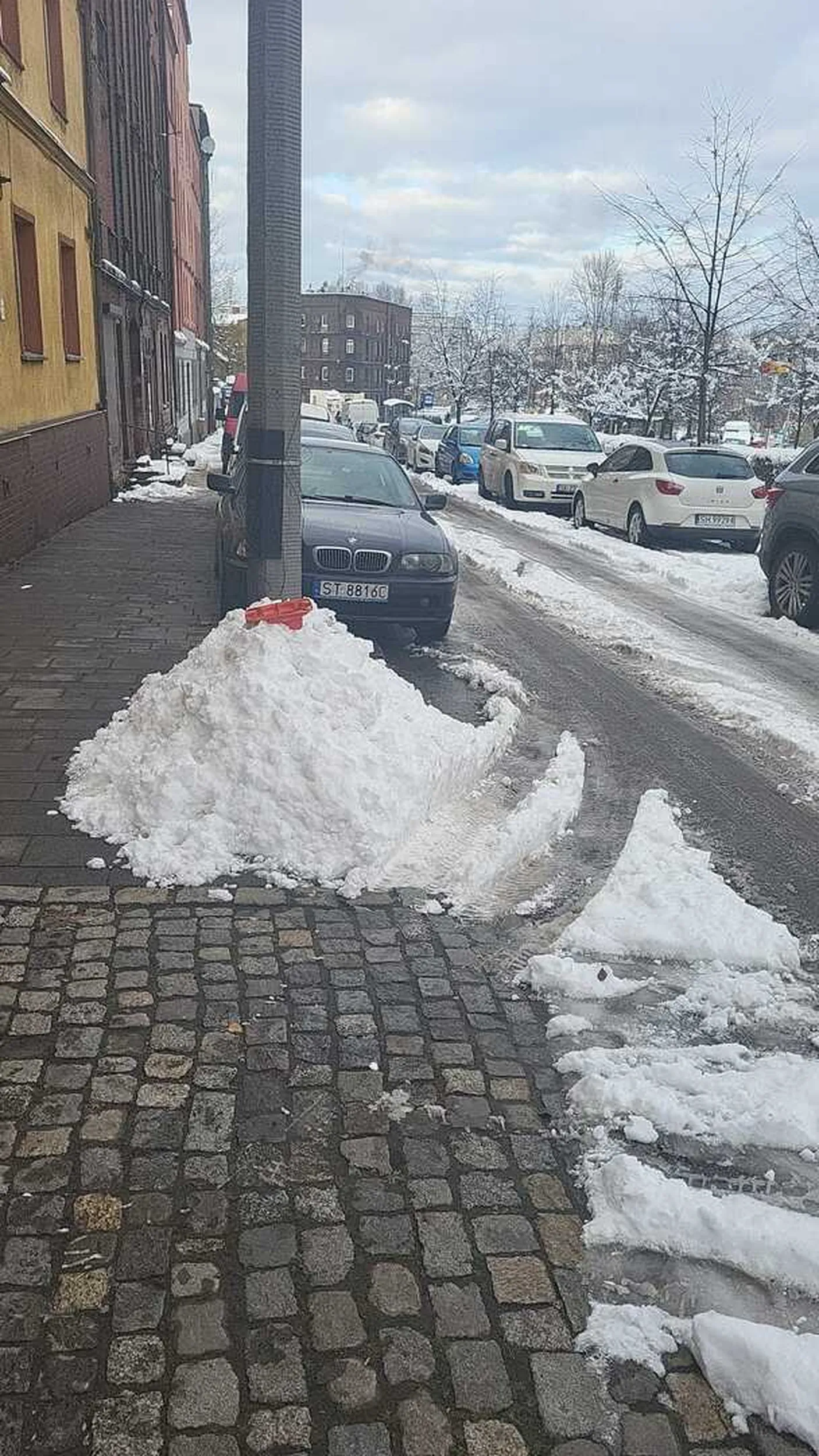 Wpierdala się ludziom na odśnieżone własnoręcznie miejsca. Jak sobie odsnieżysz, to sobie parkuj lumpie.