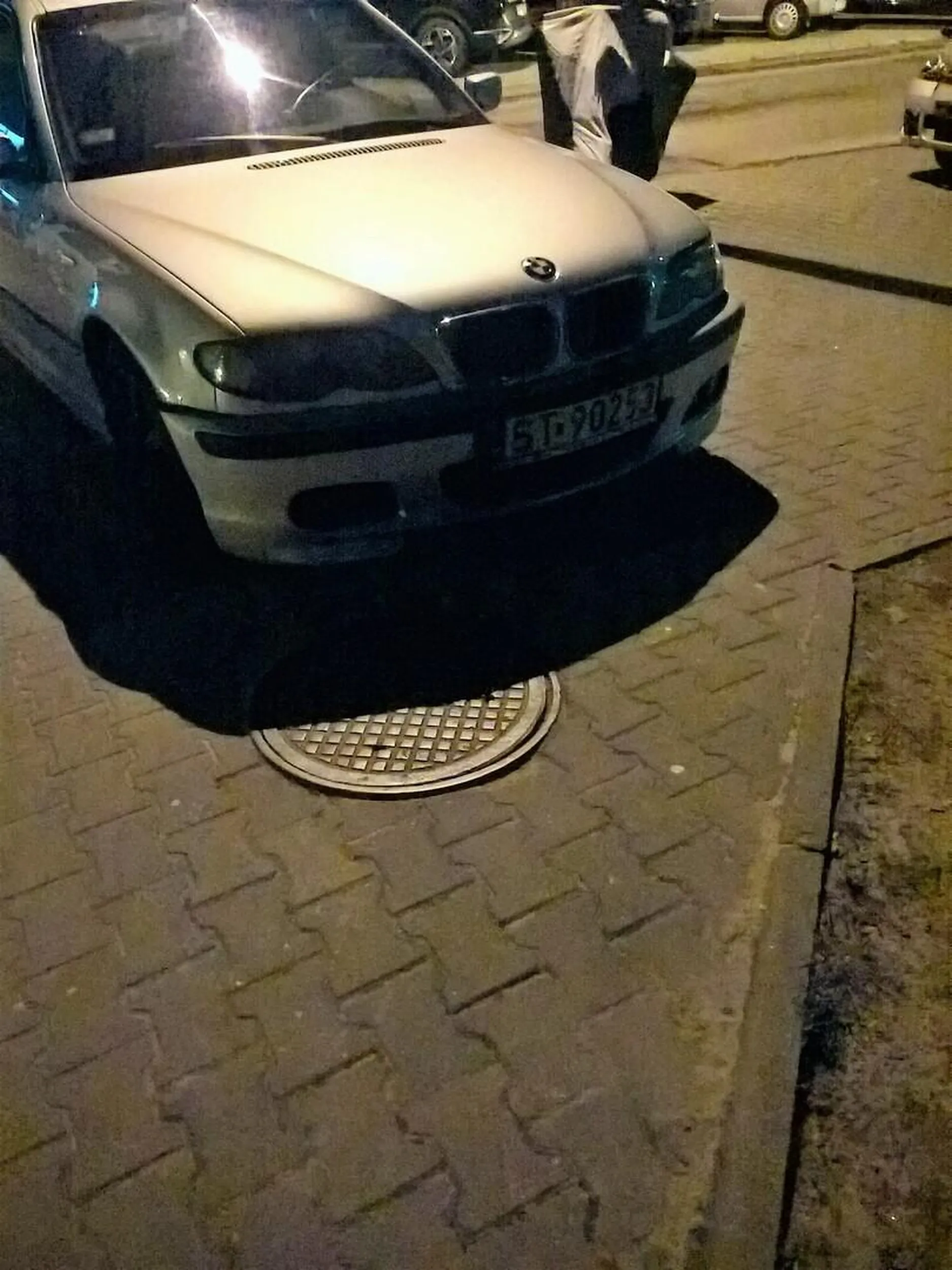 Tychy ul. Dębowa 1. Czarna z włosami i przede wszystkim na umyśle, tak zaparkowała jaśnie pani, że brak jest odstępu 1,5 m od krawężnika. Mara zobowiązuje - bo mi wolno.