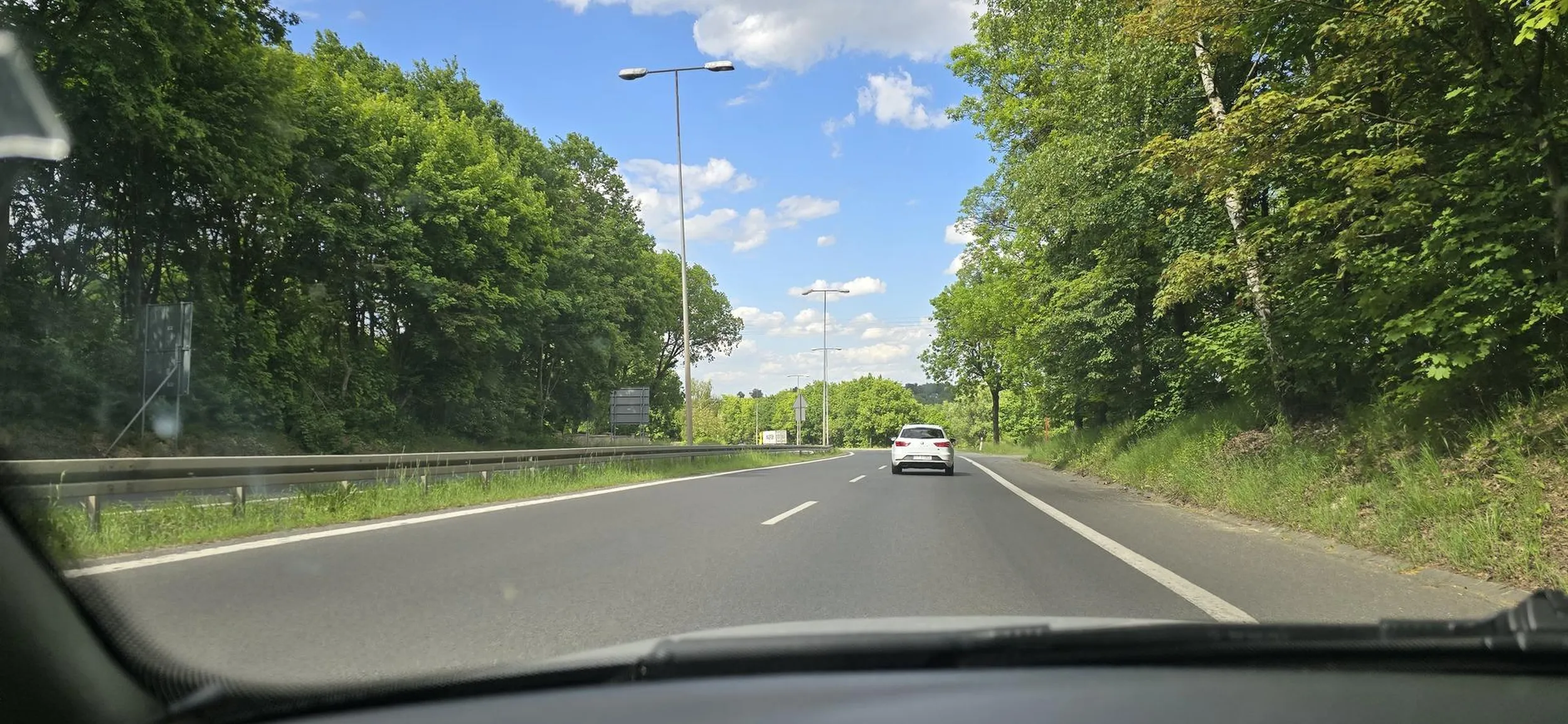 Świetny kierowca, ma wyobrazie za kółkiem.