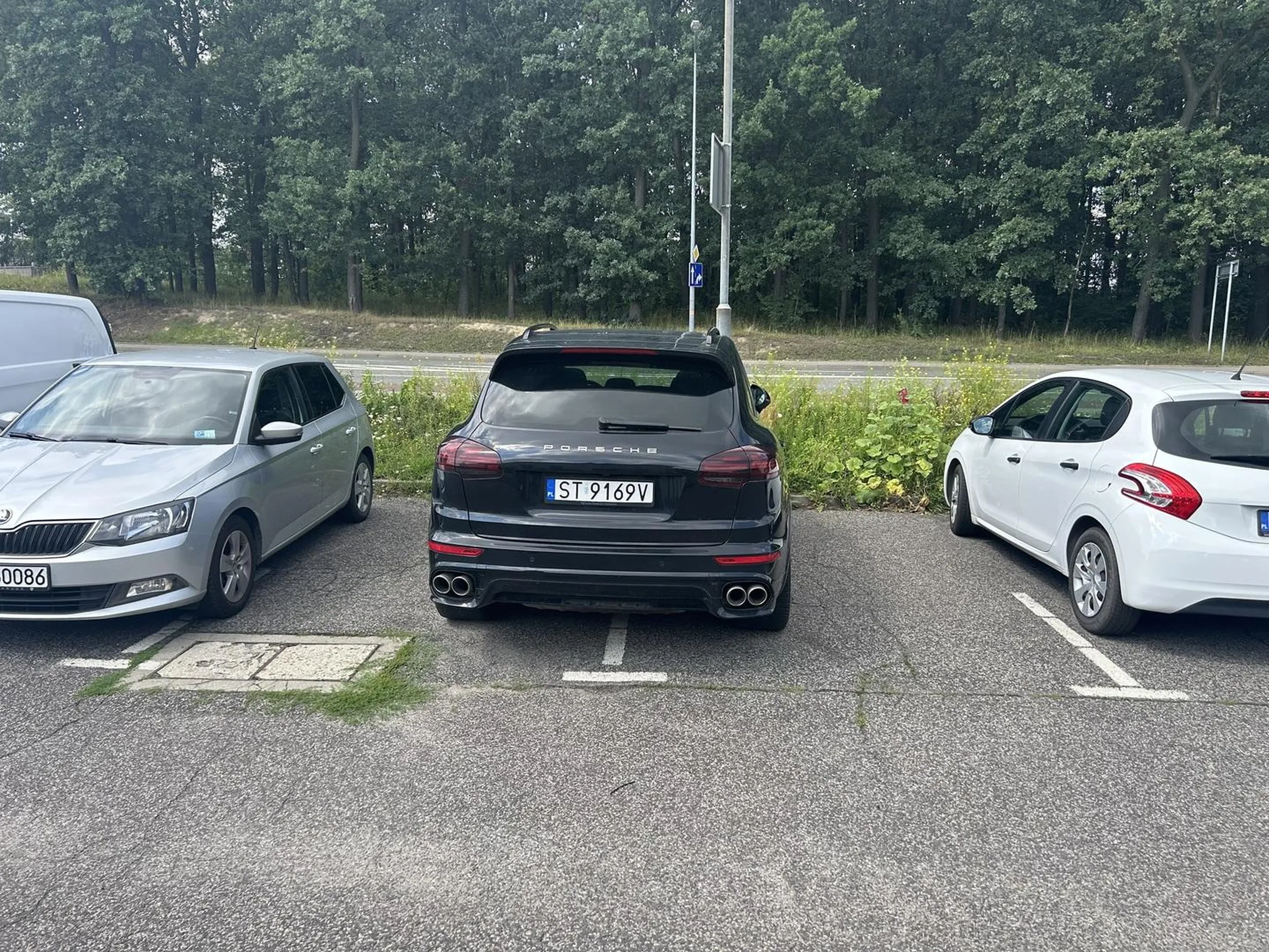 Przykład parkowania przez kierowcę Porsche bez zważania na innych kierowców