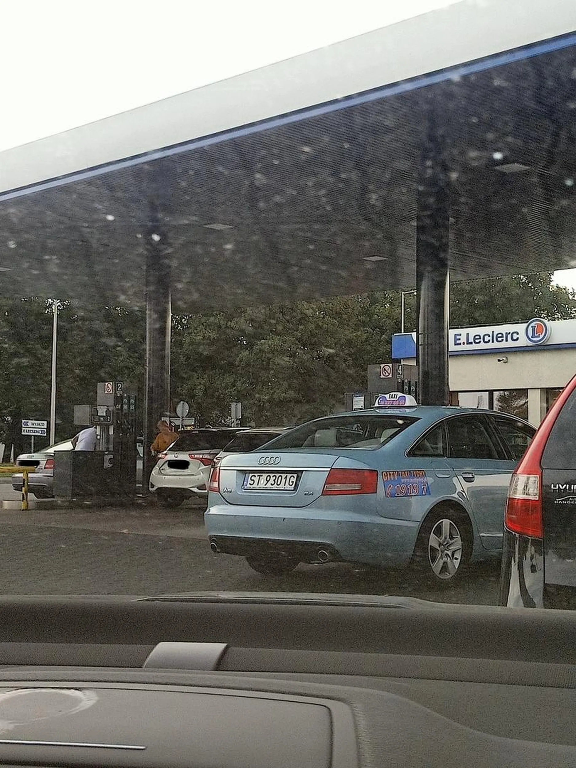 Taksówkarze jak święte krowy!!! Ich kolejka nie obowiązuje. Brak słów na takie zachowanie.