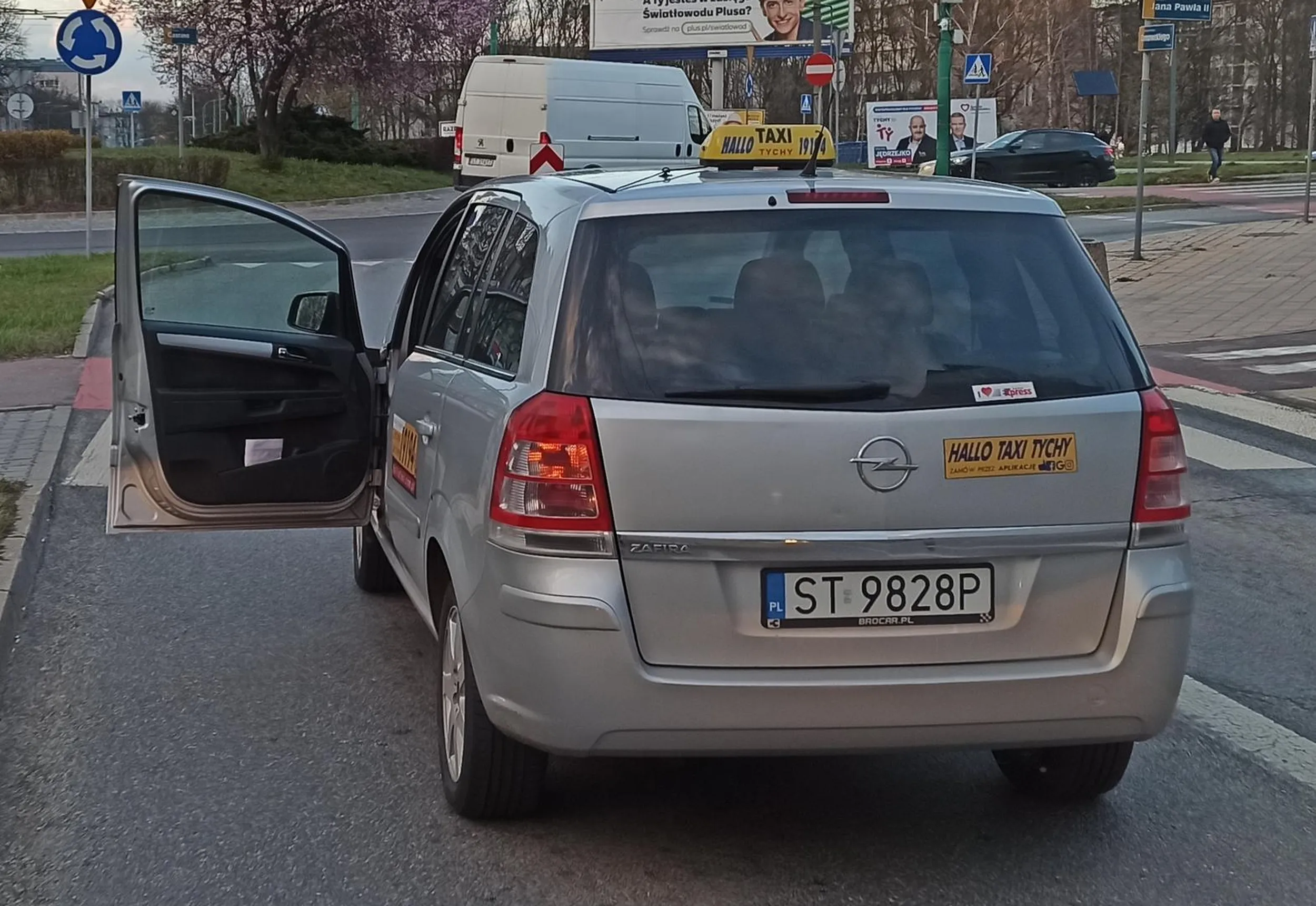 Wyprzedza na podwójnej ciągłej po czym hamuje gwałtownie próbując doprowadzić do wypadku ,a tym samym wyłudzić odszkodowanie!