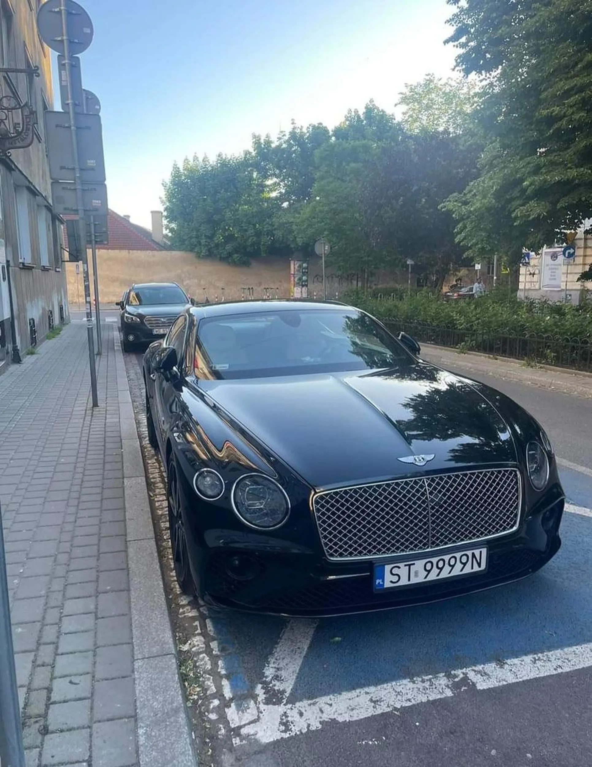 Oszust posługujący się nie swoją legitymacją osoby niepełnosprawnej. Bezczelnie parkuje na kopertach i wykłada pożyczoną legitymację zasłaniając dane.