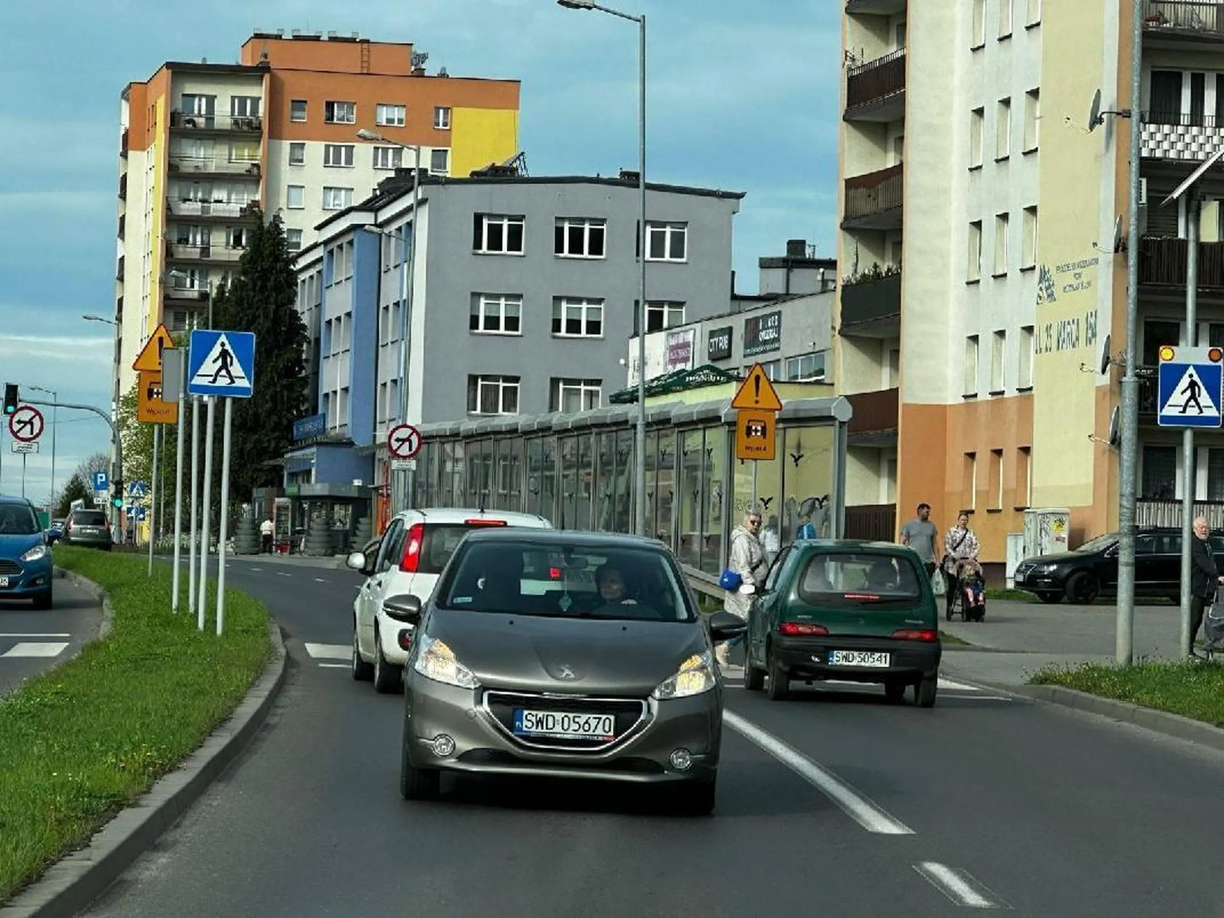 Pod prąd na dwupasmówce kołoszpitala w Wodzisławiu śląskim... oddaj fartucha kobieto.