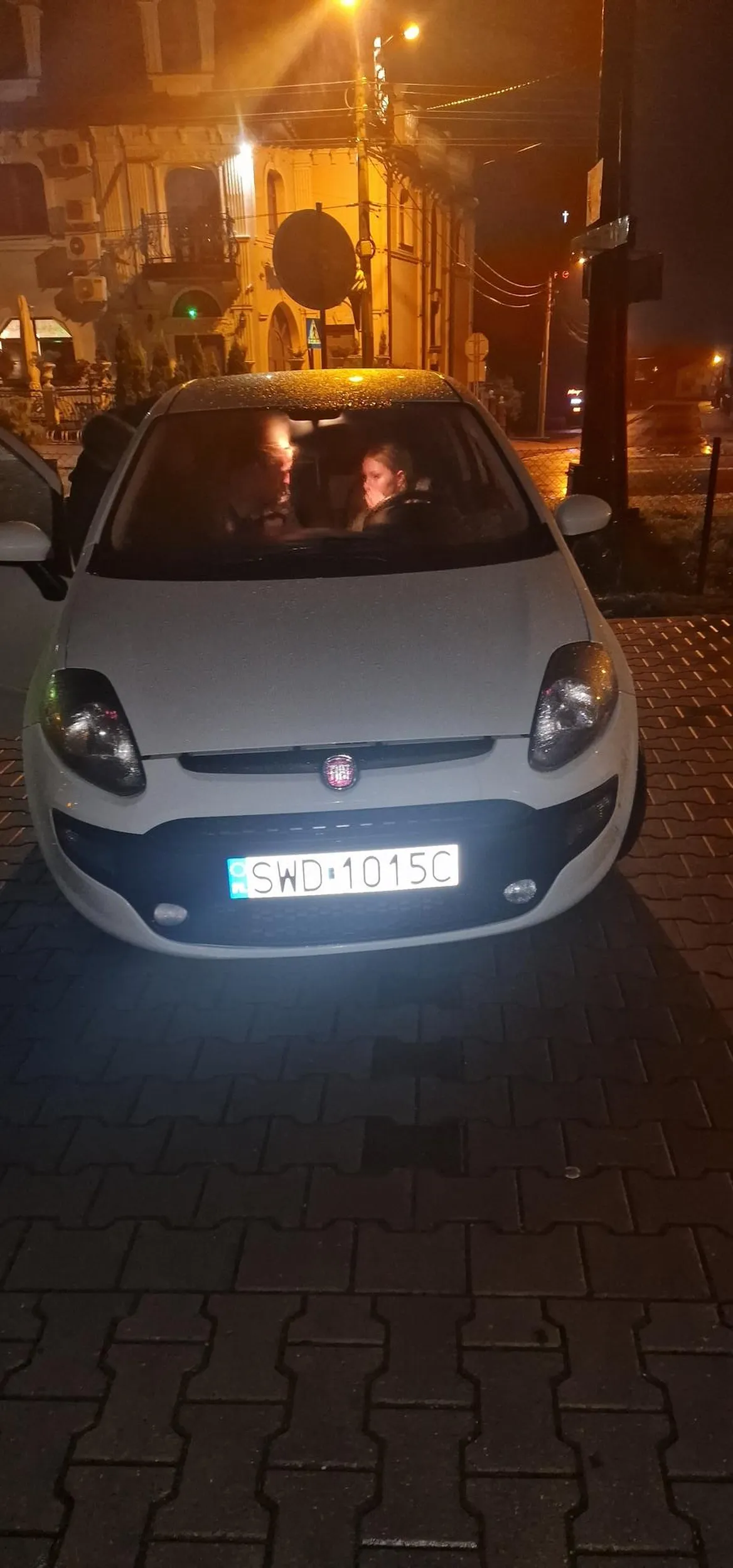 Nie potrafi parkować, awanturuje się w sklepie żabka gdy sprzedawca nie chciał jej sprzedać alkoholu ze względu na już dużą ilość procentów we krwi, wściekła wsiadła do swojego punto i próbując uciec rozjechała dwa psy na chodniku.