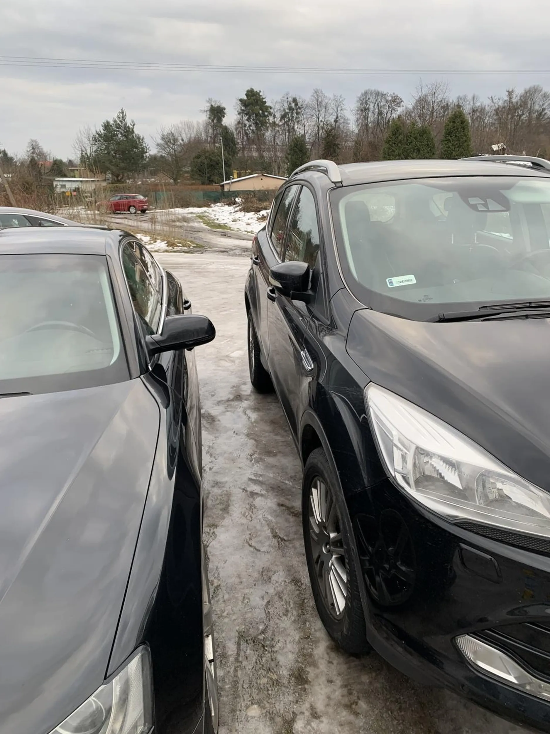 Pozdrawiam gościa przez którego nie mogłem normalnie do samochodu wejść tylko od strony pasażera bliżej jeszcze trzeba było stanąć i lakier najlepiej odrzeć