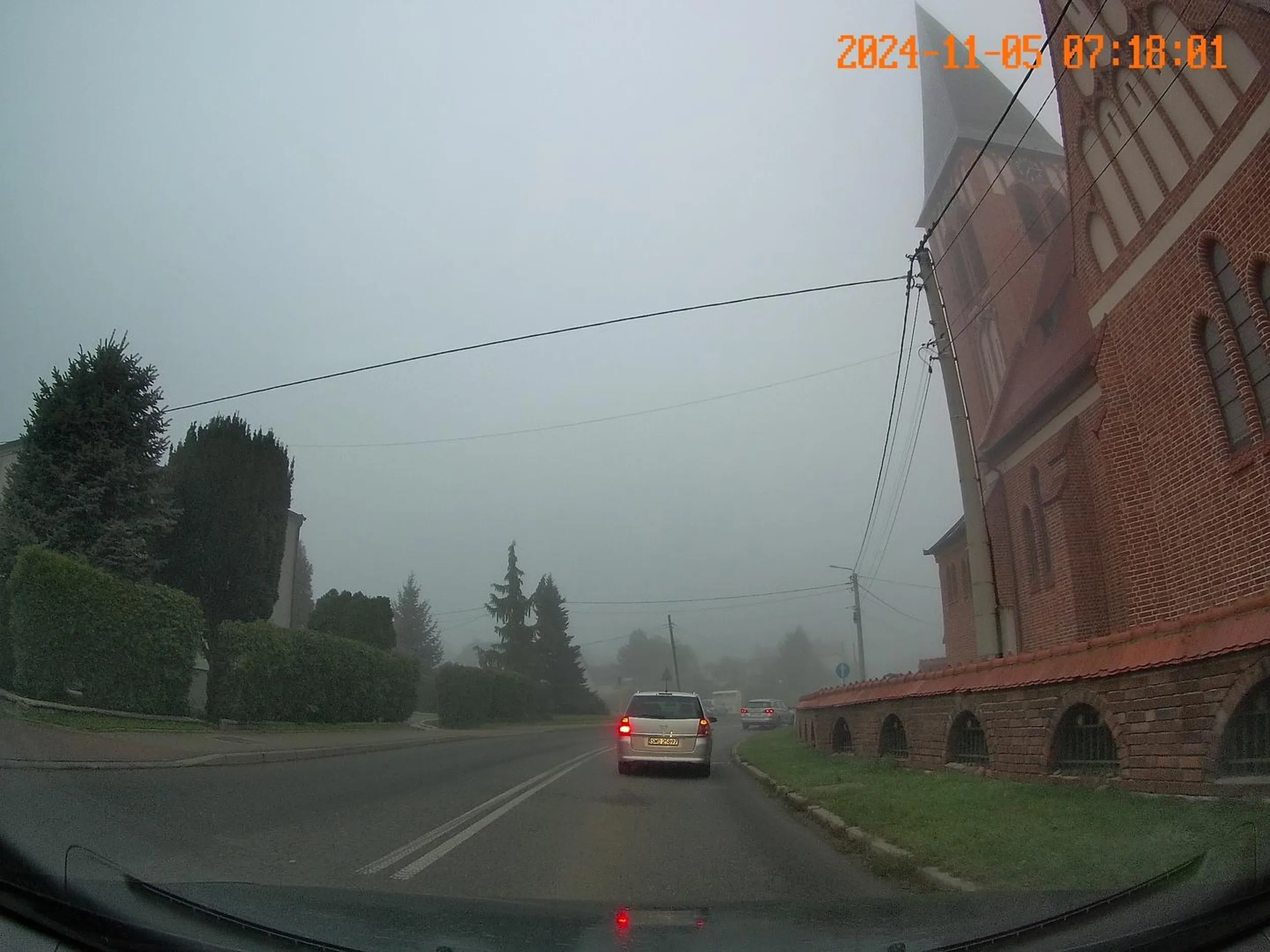 Widoczność powyżej 50 metrów, sznur aut z przodu, sznur aut z tyłu, ale klasycznie trzeba nawalać po oczach kierowców z tyłu i jechać na włączonych światłach przeciwmgielnych, bo jeszcze mnie ktoś nie zobaczy