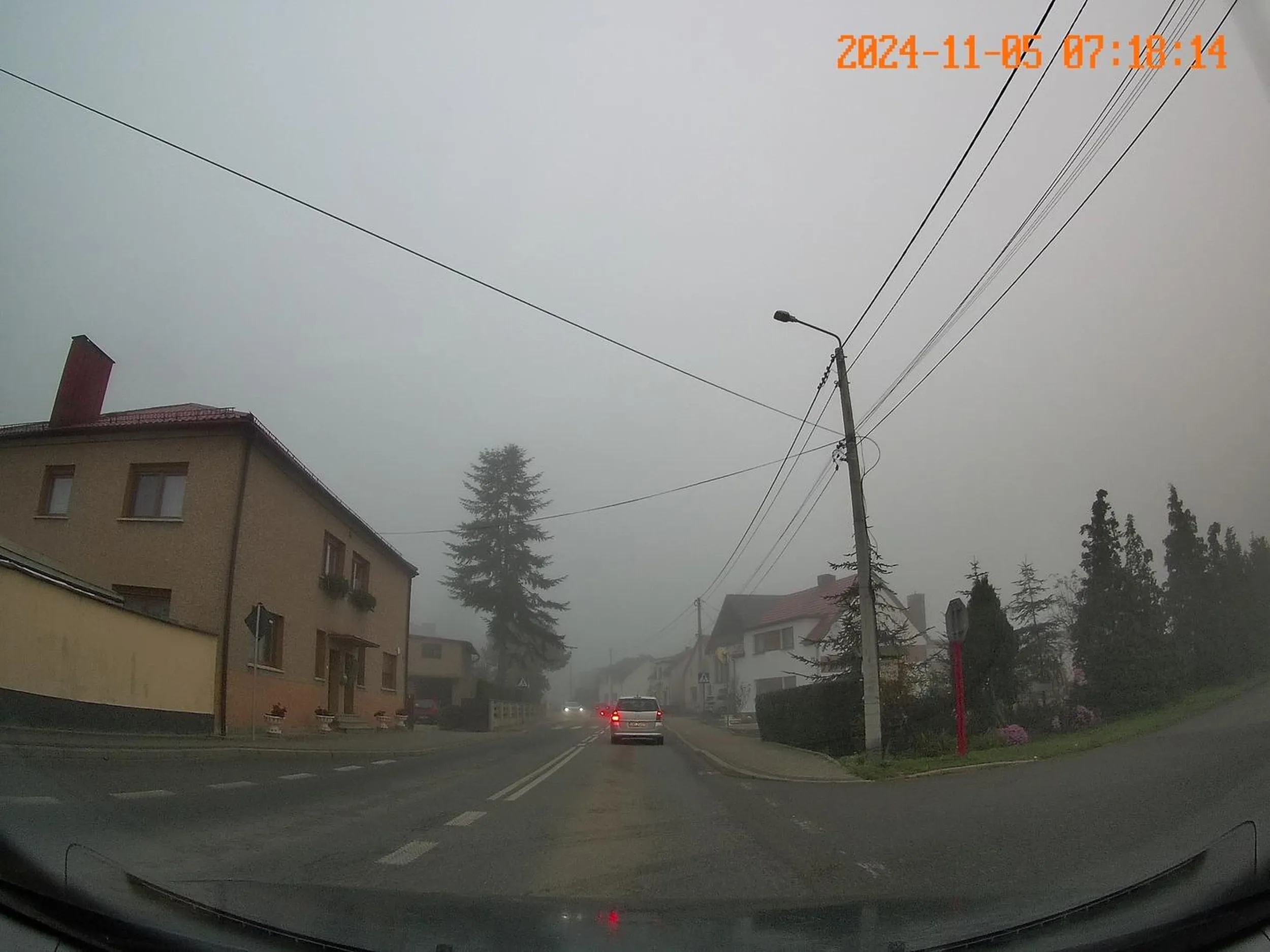 Widoczność powyżej 50 metrów, sznur aut z przodu, sznur aut z tyłu, ale klasycznie trzeba nawalać po oczach kierowców z tyłu i jechać na włączonych światłach przeciwmgielnych, bo jeszcze mnie ktoś nie zobaczy