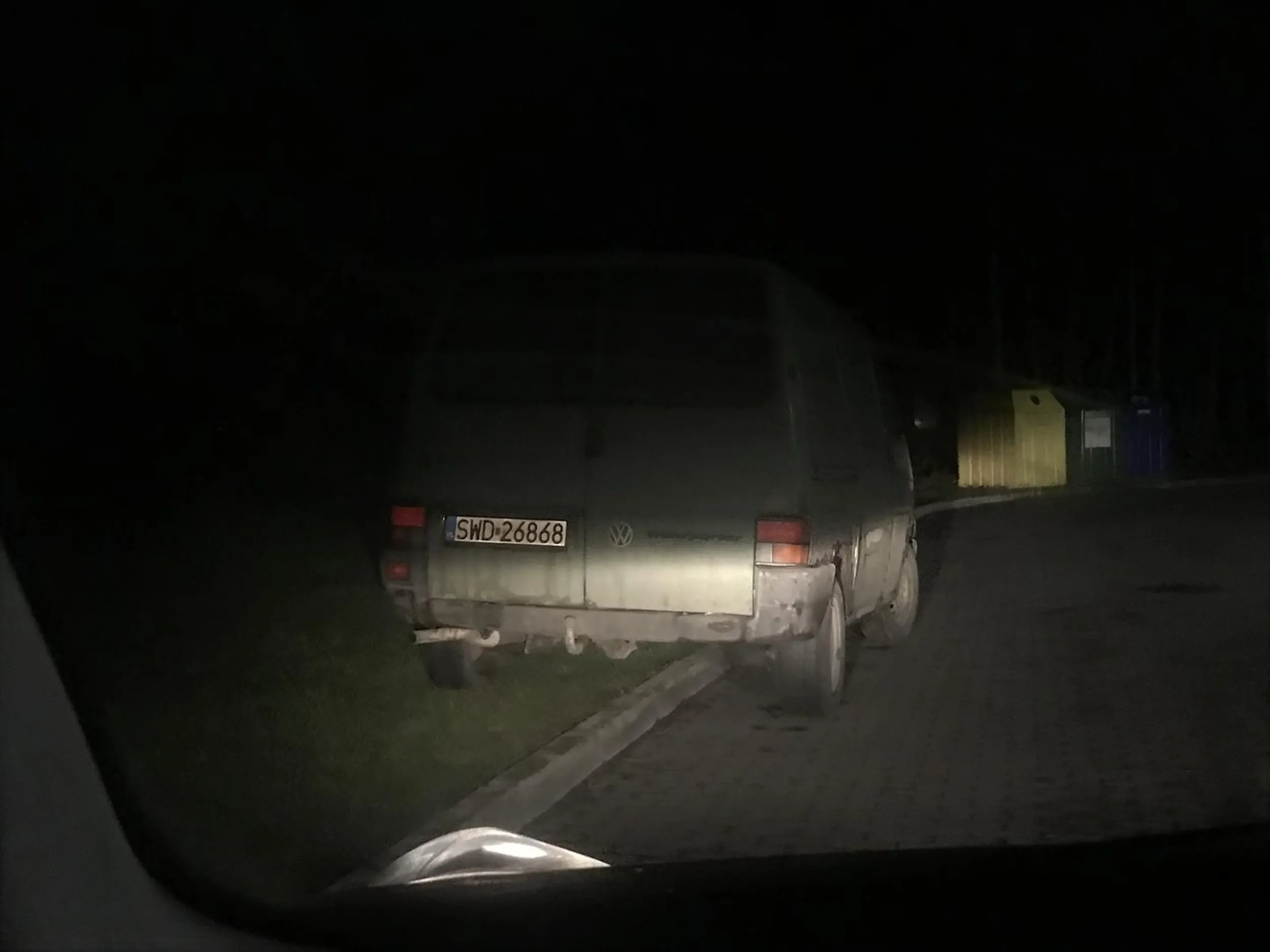 Parkuje na zielencu w strefie zamieszkania gdzie można parkować tylko na wyznaczonych miejscach. Niszczy krawężnik i trawnik, blokuje wyjazd z parkingu.