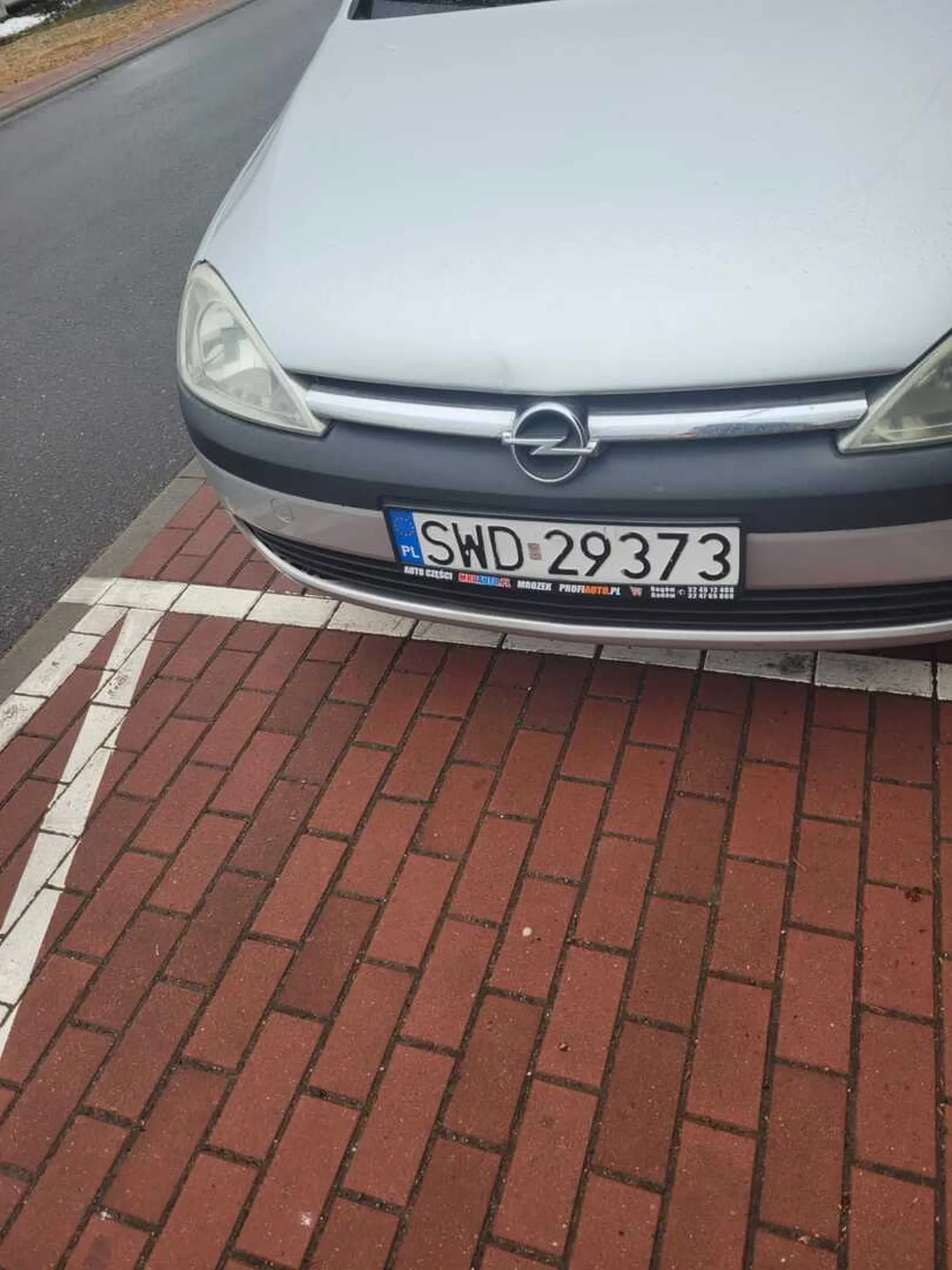 Stary wredny dziadek obija innym lusterka