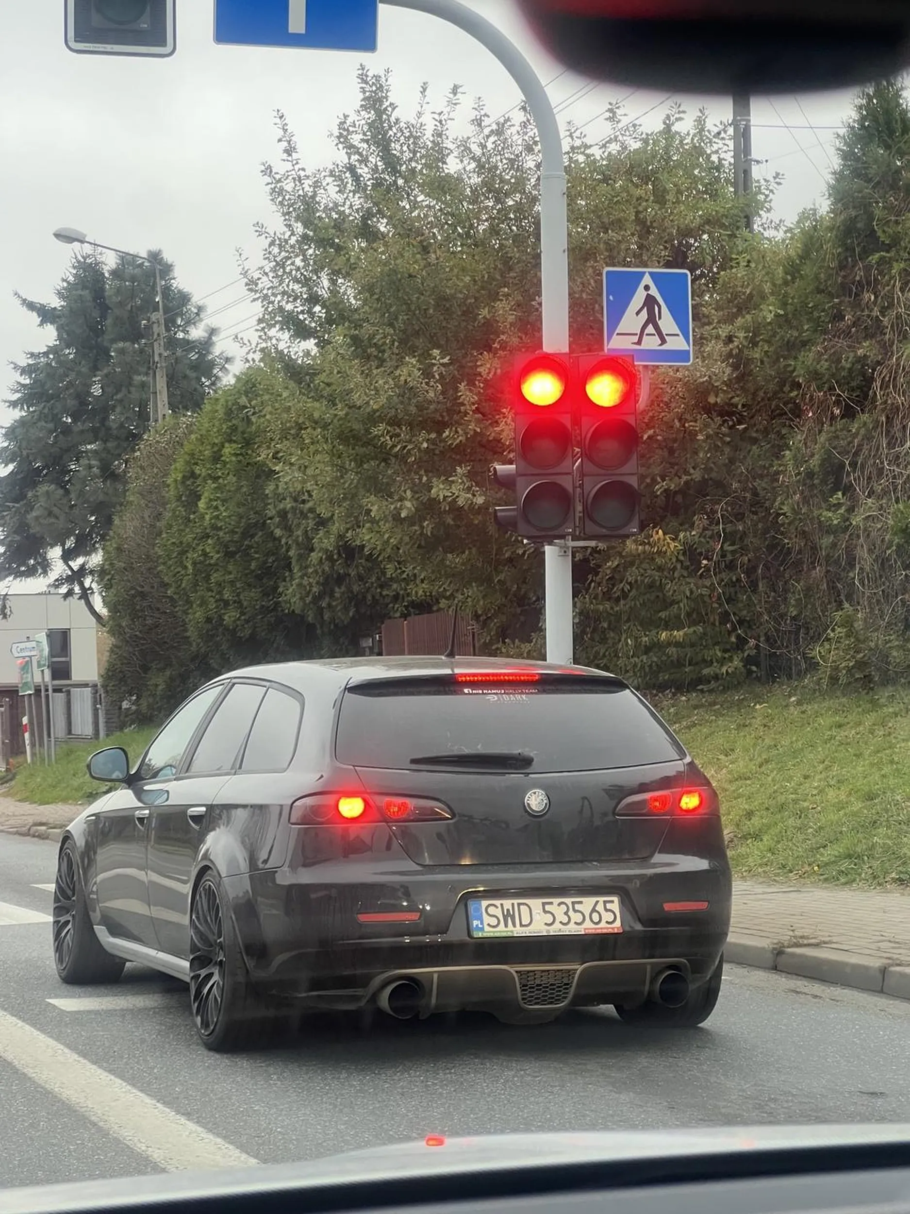 Pirat drogowy Wyprzedza 3 auta na linii ciągłej