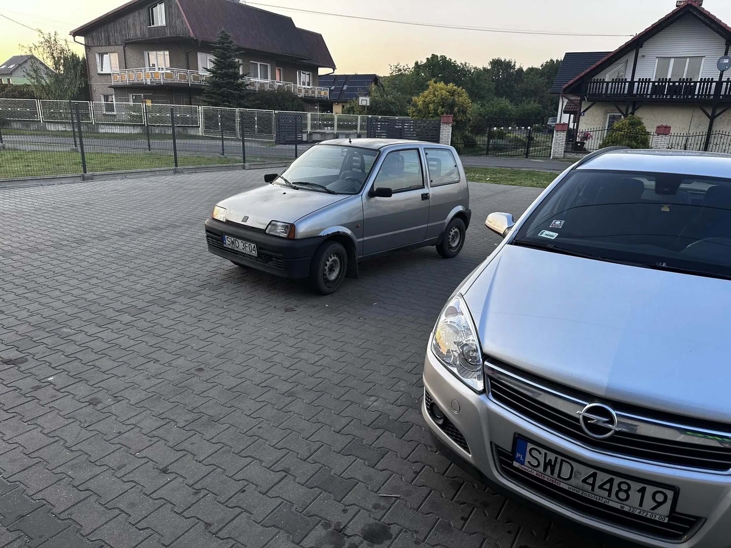 Stara baba starym cinquecento, ewidentnie jazda po łuku nie wychodziła