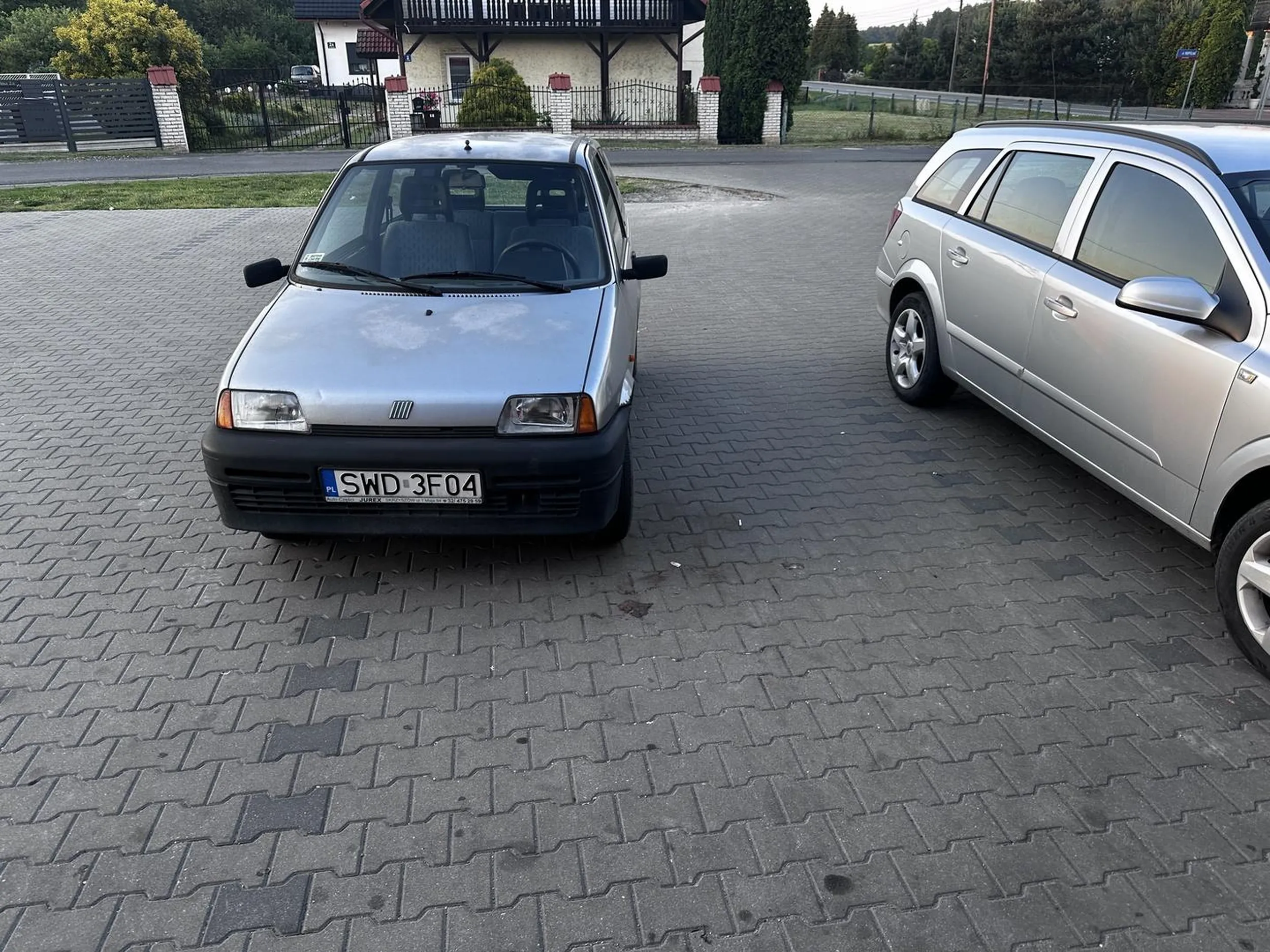 Stara baba starym cinquecento, ewidentnie jazda po łuku nie wychodziła