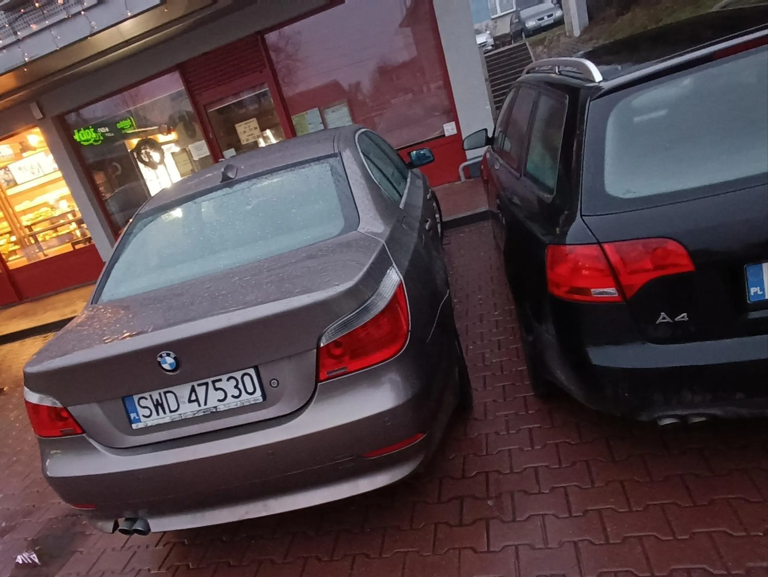 Zbyt blisko i krzywo zaparkował, musiałem wejść przez drzwi pasażera