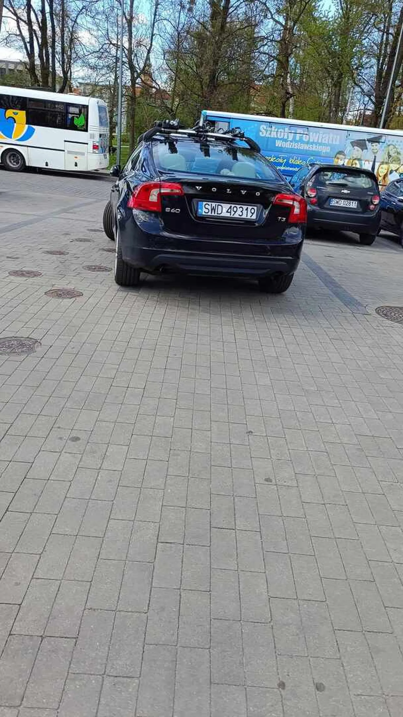 Baba zajmuje jakoby dwa miejsca swoim wolwem choć winien zająć jedno, jego zachowanie jest karygodne i godne potępienia