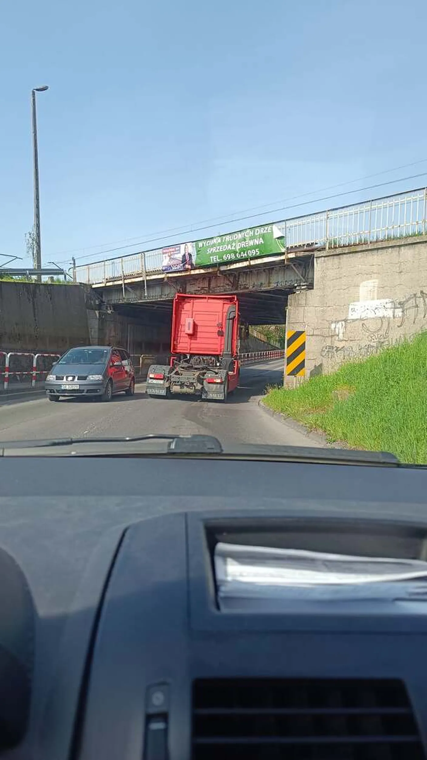 Chłop zapomniol że trokiym jedzie a nie osobowkom spoznilech się na picie gorzoły przez to