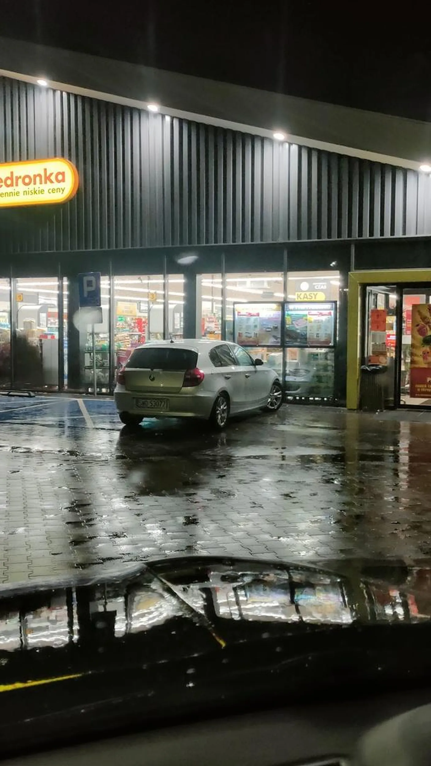 Gratuluję lenistwa i ignorancji. Młoda a głup... To nie mcdrive. Niby norma pod takimi sklepami ale te miejsce dla niepełnosprawnych to boli w oczy. Młoda ogarnij się albo oddaj tacie auto.