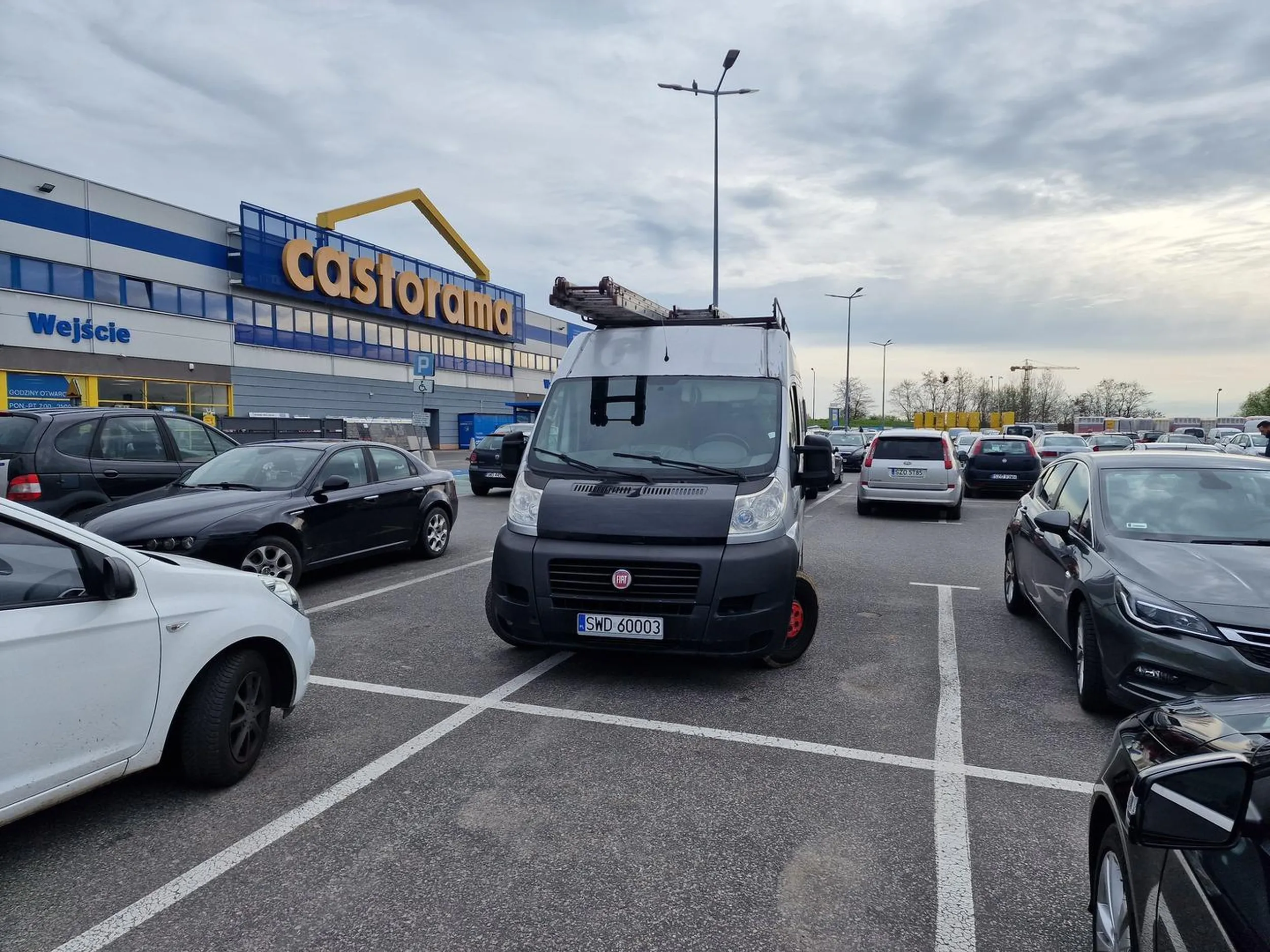 Chyba nie umie parkować większym pojazdem. Powinien zmienić na mniejszy.