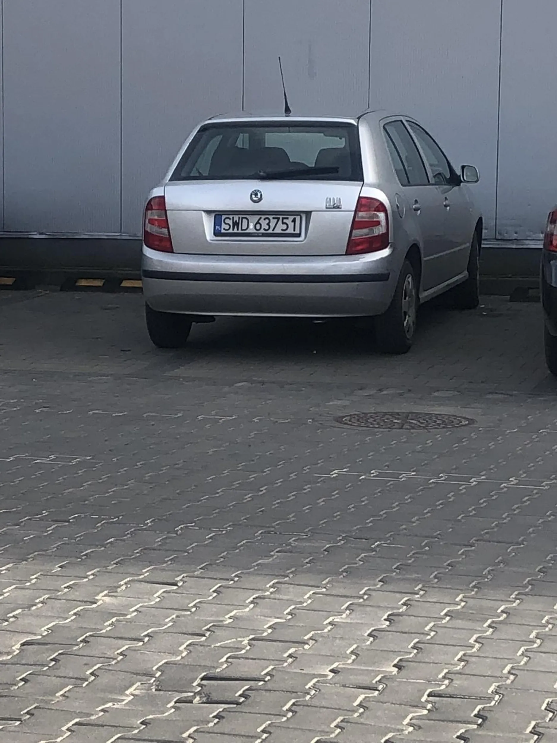 Pani jie potrafi parkować staje na dwóch miejscach .