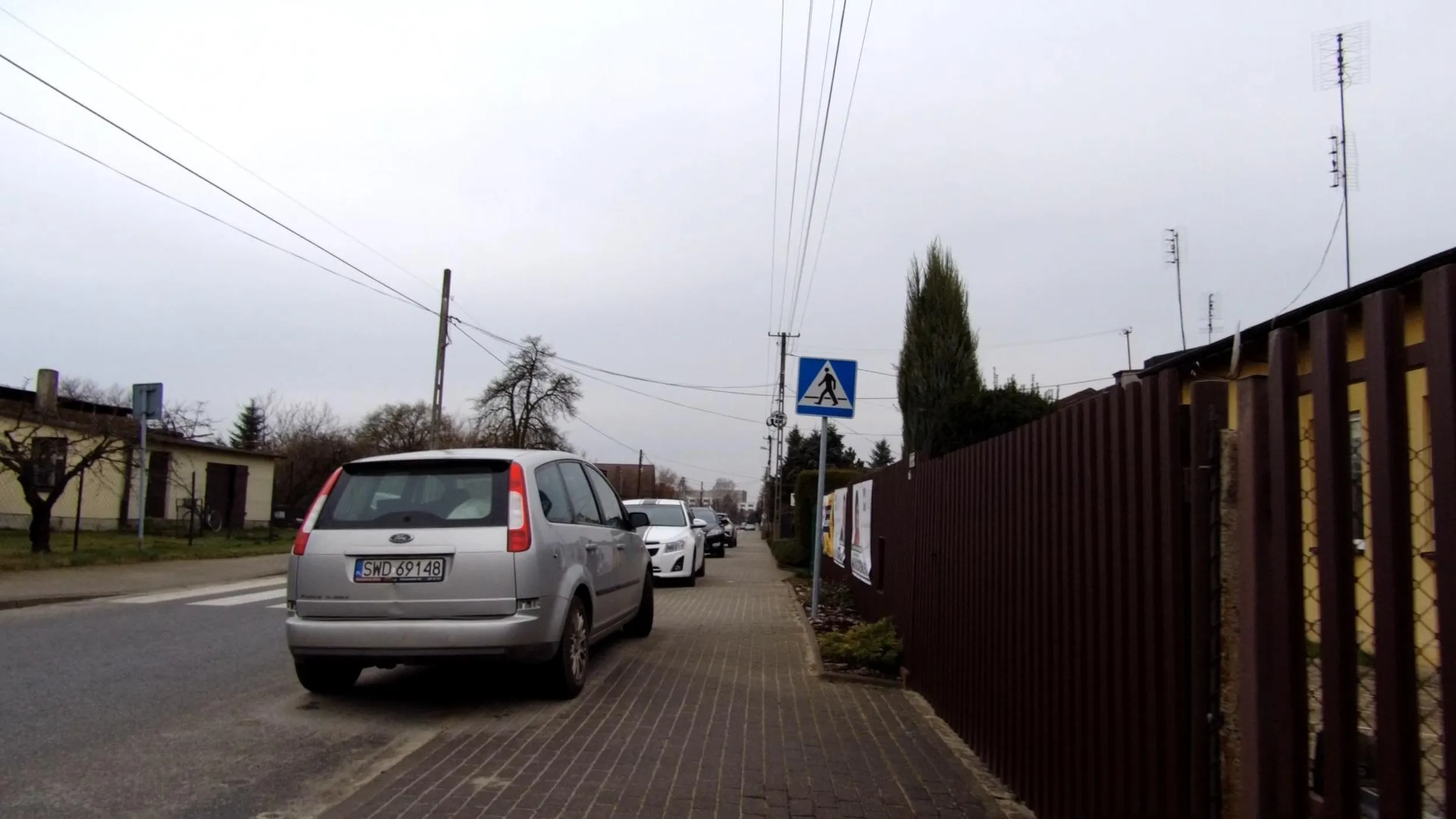 Parkowanie na przejściu dla pieszych.