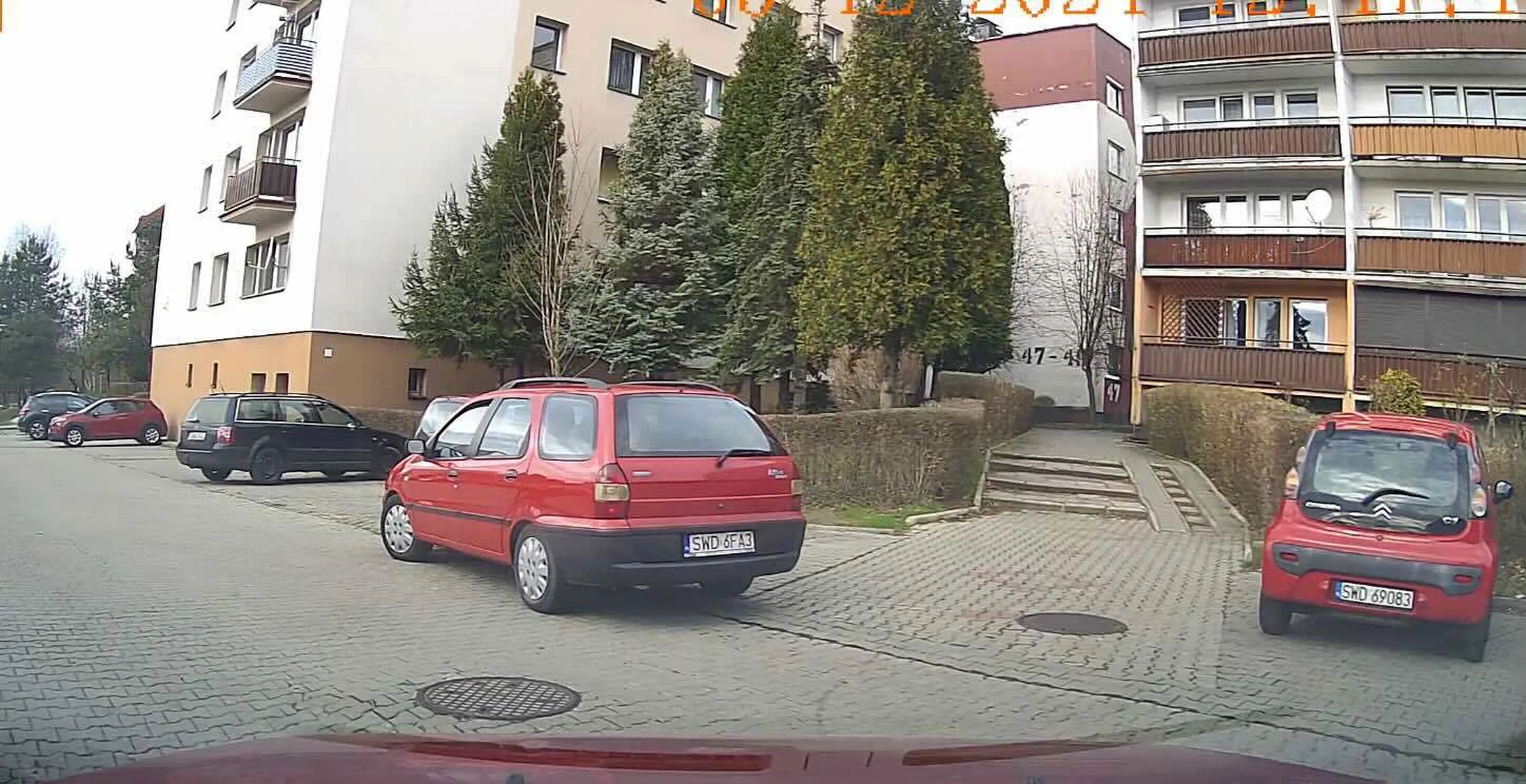 Stereotypowy kierowca SWD: zaparkuje na skrzyżowaniu mimo masy wolnych miejsc postojowych obok. Przecież to tylko na dwie minutki. A gdy będę wyjeżdżał to nie patrzę na nikogo bo przecież mam włączony "kierunkowskaz pierwszeństwa". Ludzie uważajcie na tego kierowcę .