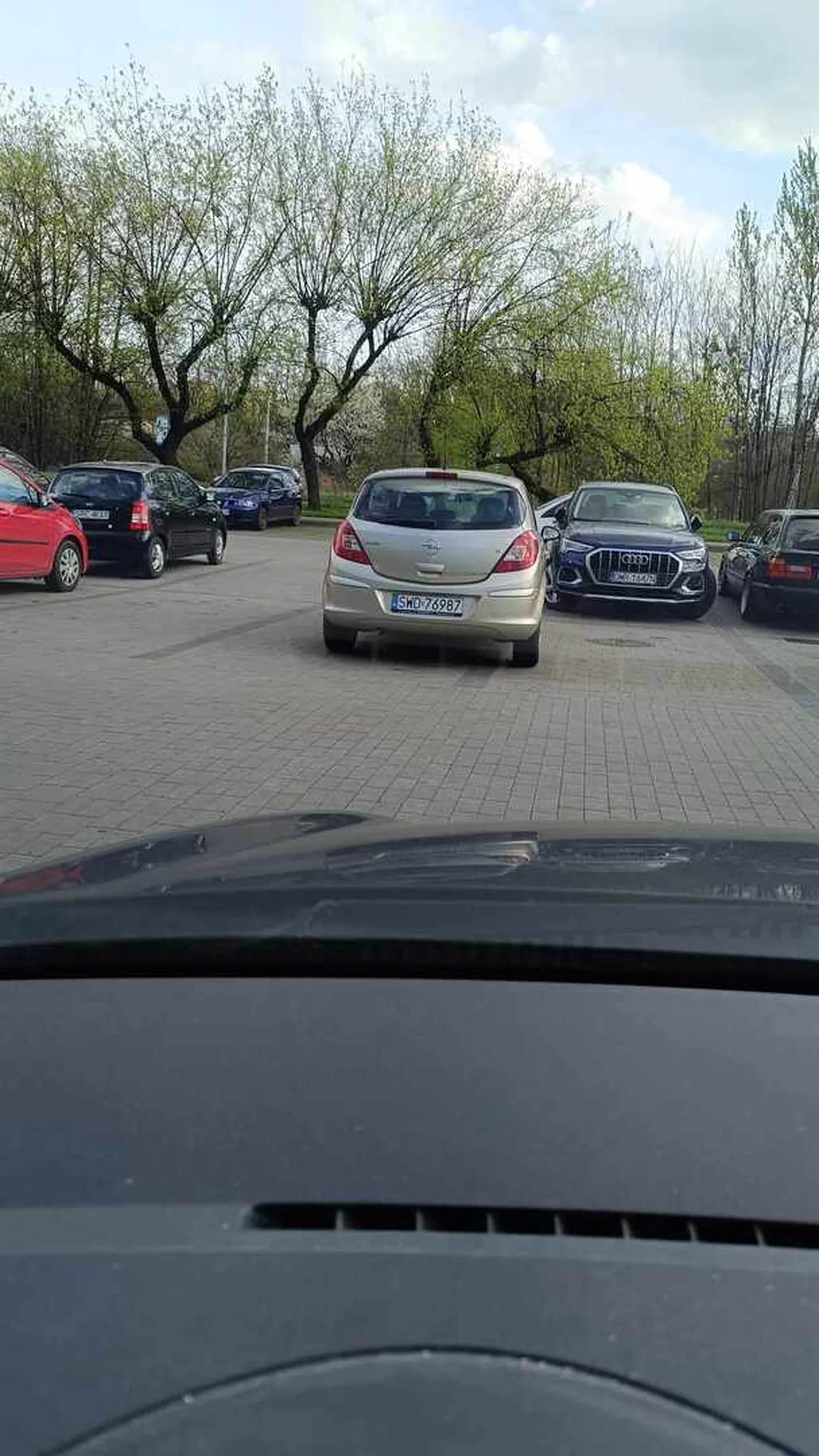 Parkuje jakoby jechał pojazdem zmechanizowanym wojska polskiego a poruszą się podjazdem wroga tfu oplym korsom